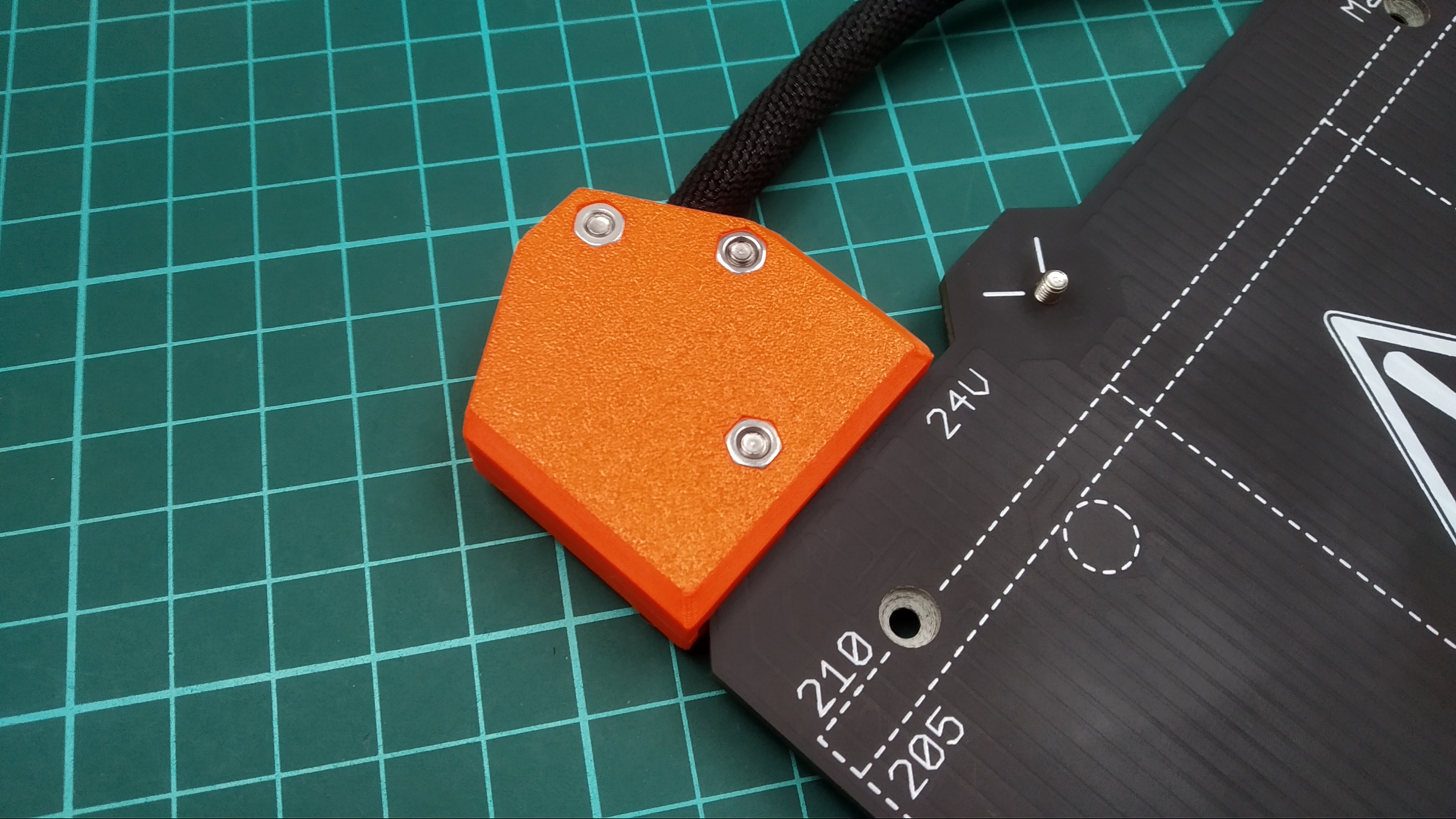 V2 of Angled heatbed cable cover (REMIX) - photo 3