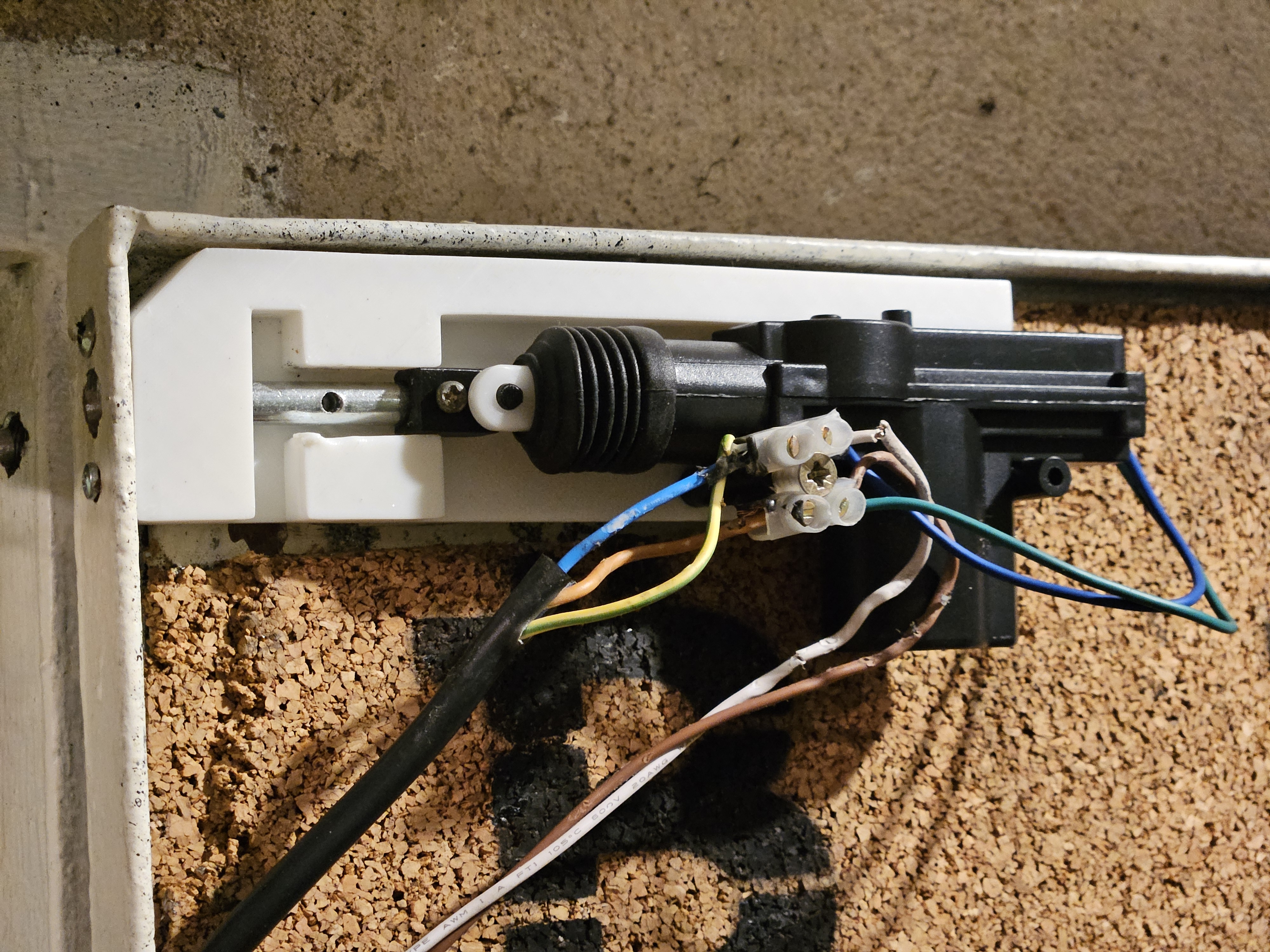 Electric door lock using car actuators - photo 3