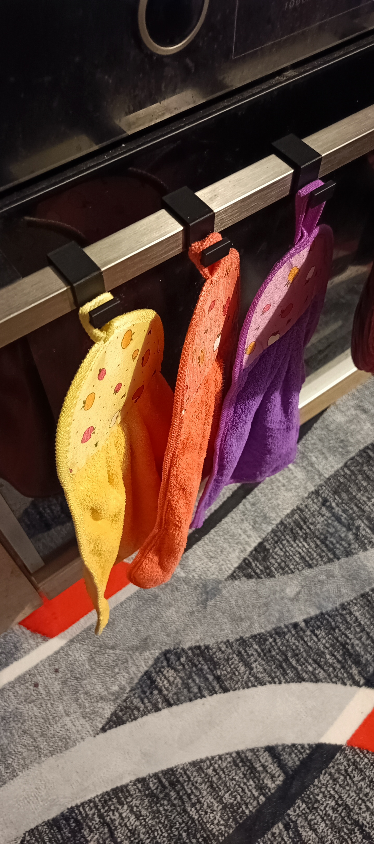 Simple oven hanger for kitchen towels, jednoduchý věšák na utěrky na troubu - photo 2