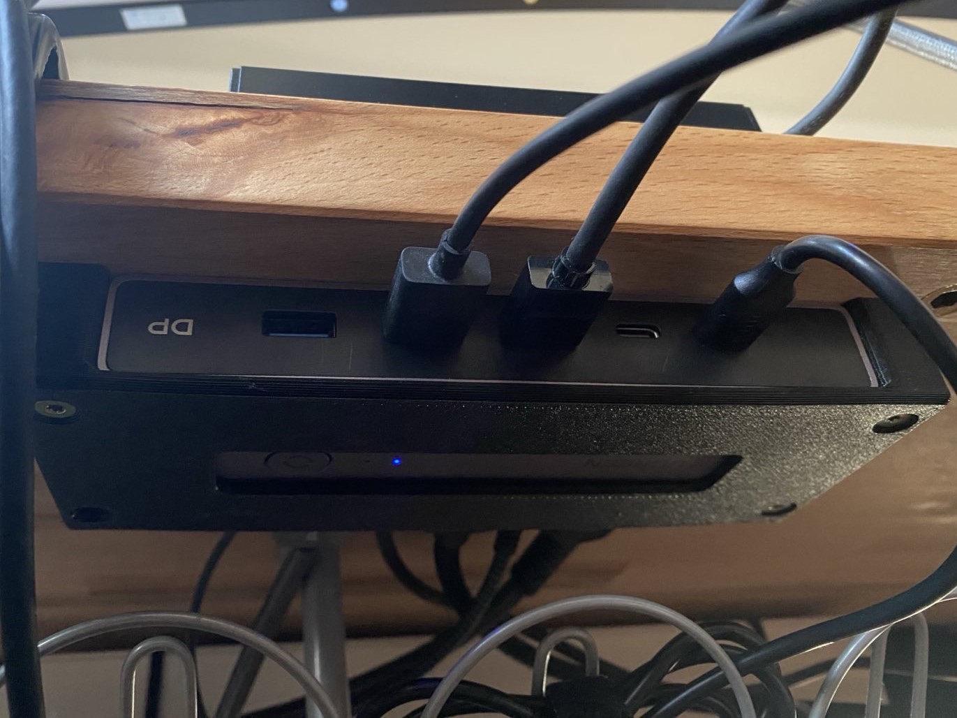 UGREEN 8K KVM switch and remote mount - photo 2