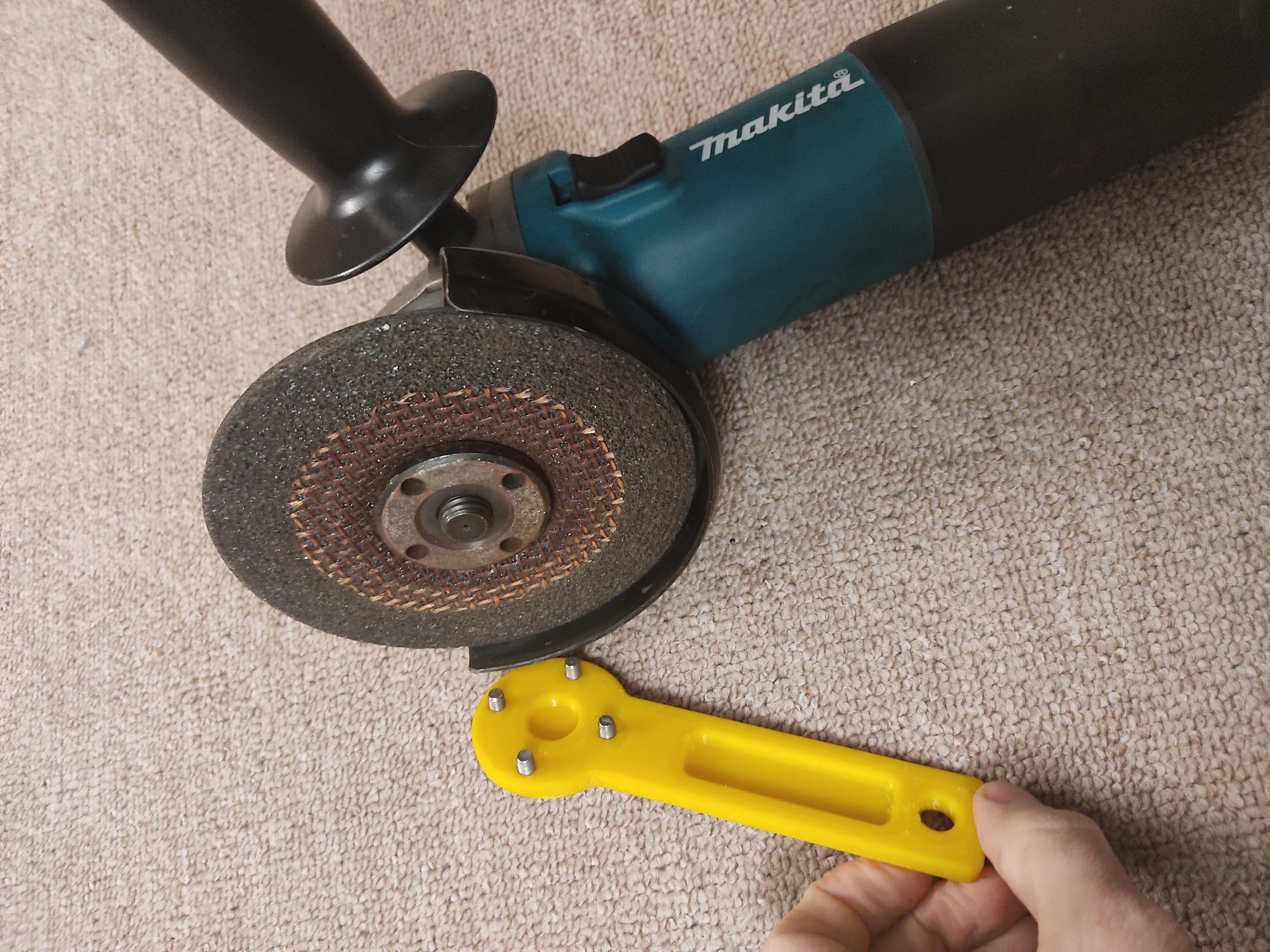 Angle Grinder (Makita) Lock/Unlock tool
