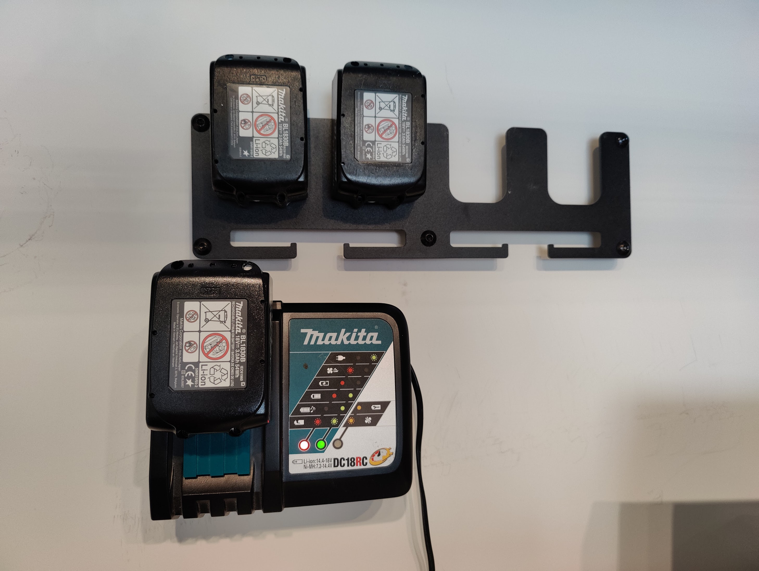 Makita DC18RC Wall Mount - photo 2