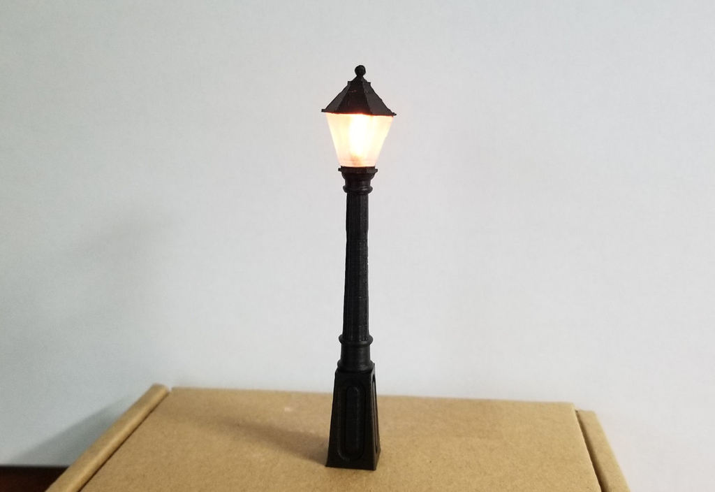 Train / Dept. 56 Model Street Lamp