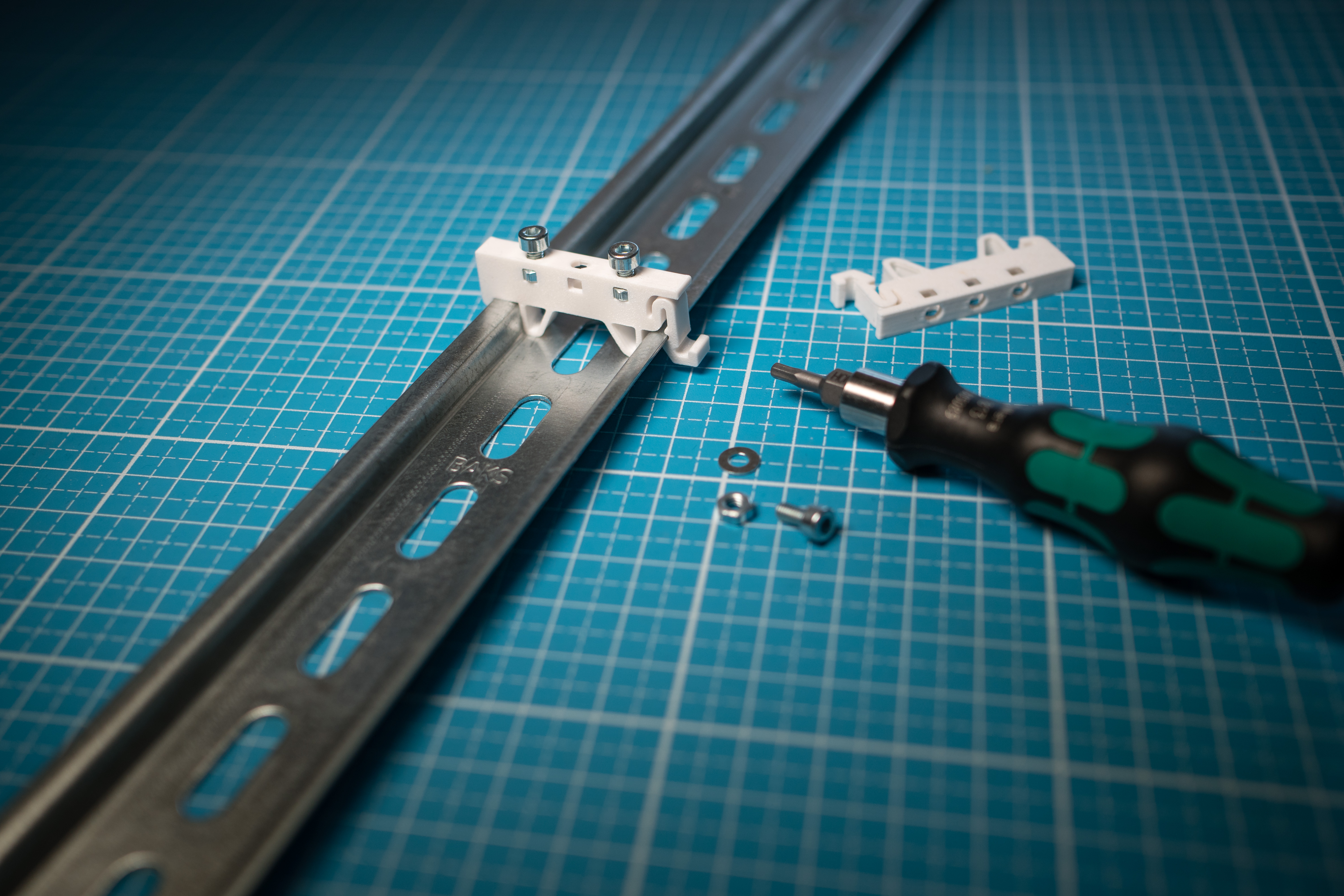 DIN rail clip