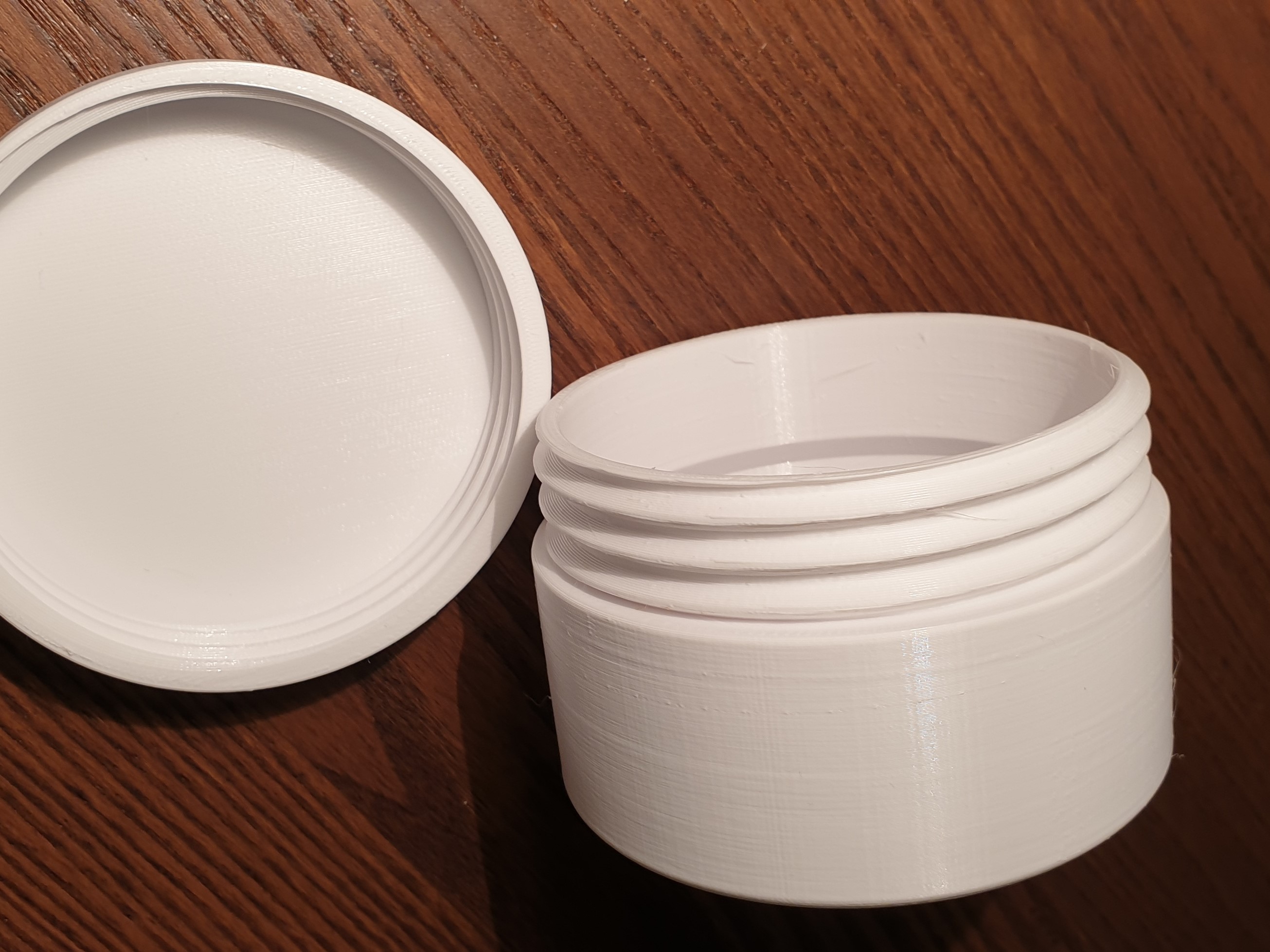 Simple box with screw lid