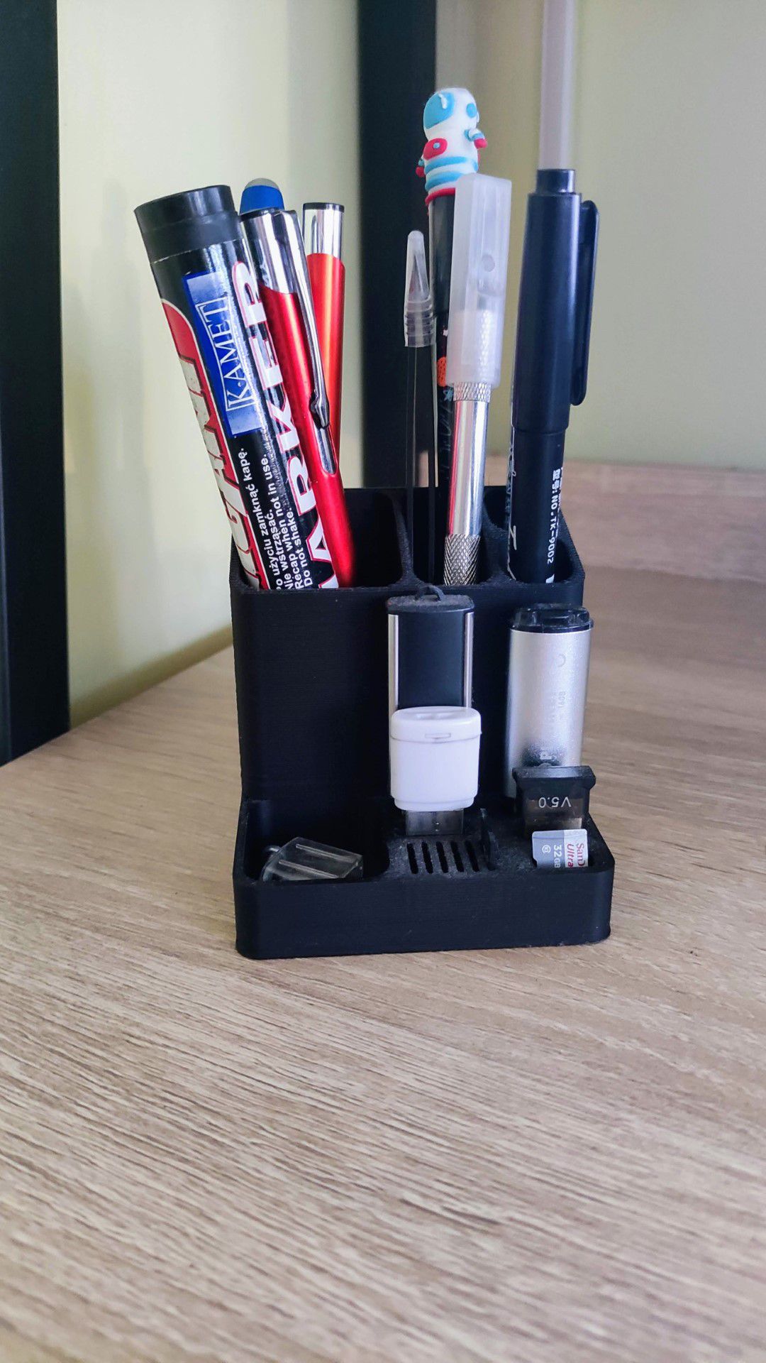 Desk organizer