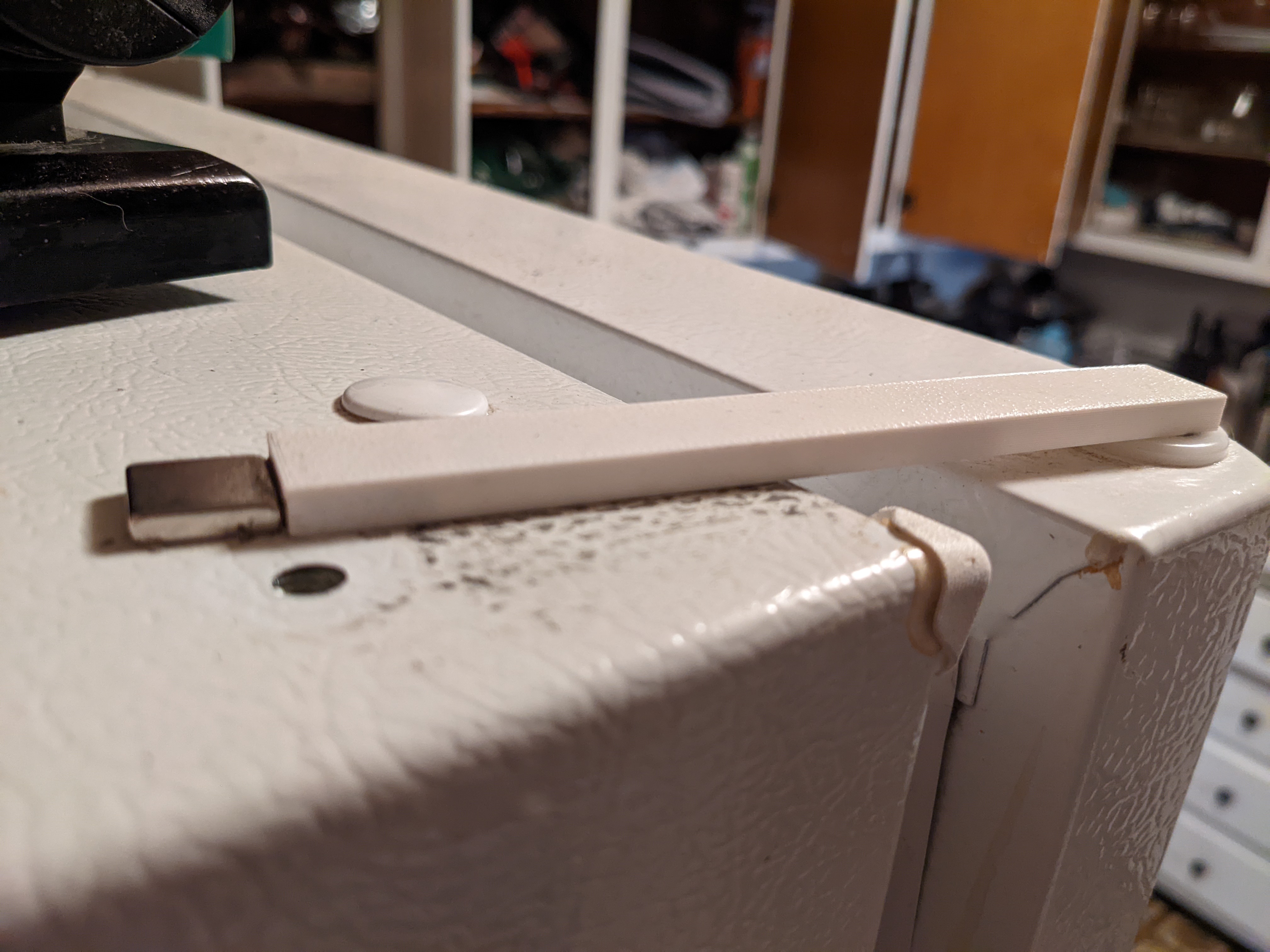 Magnetic Refrigerator/Freezer Door Retainer