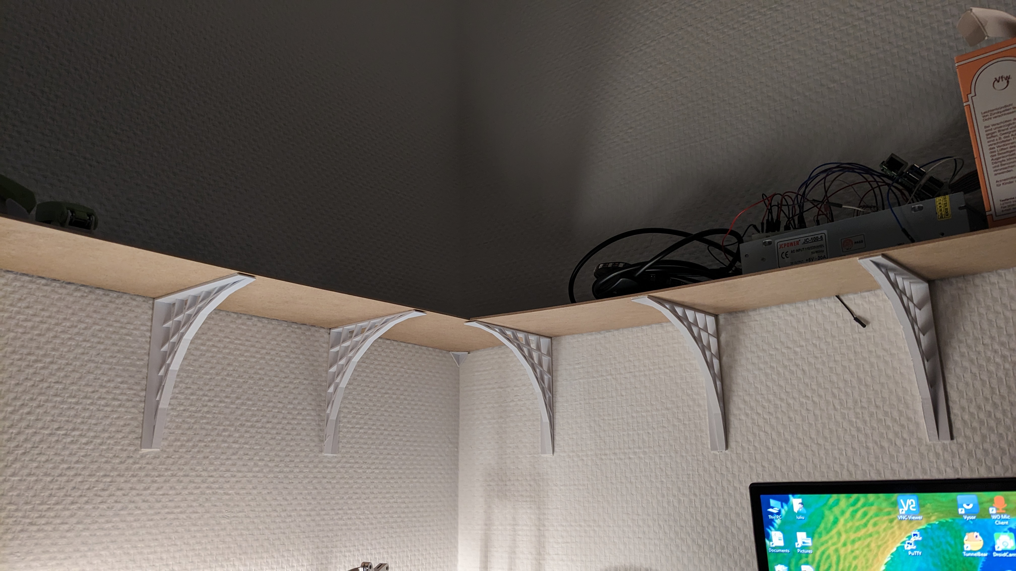 Parametric shelf bracket