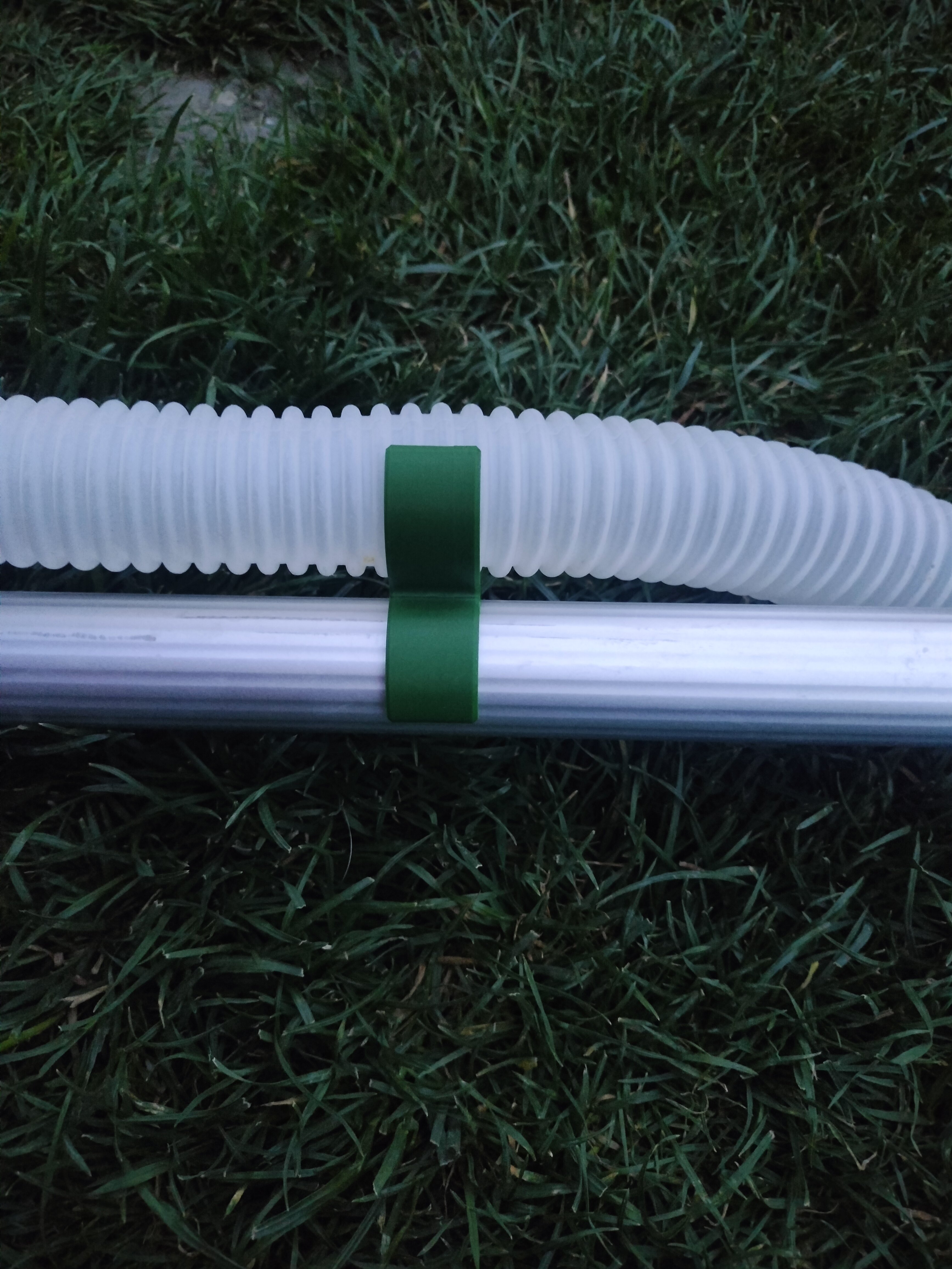 Pool hose clip