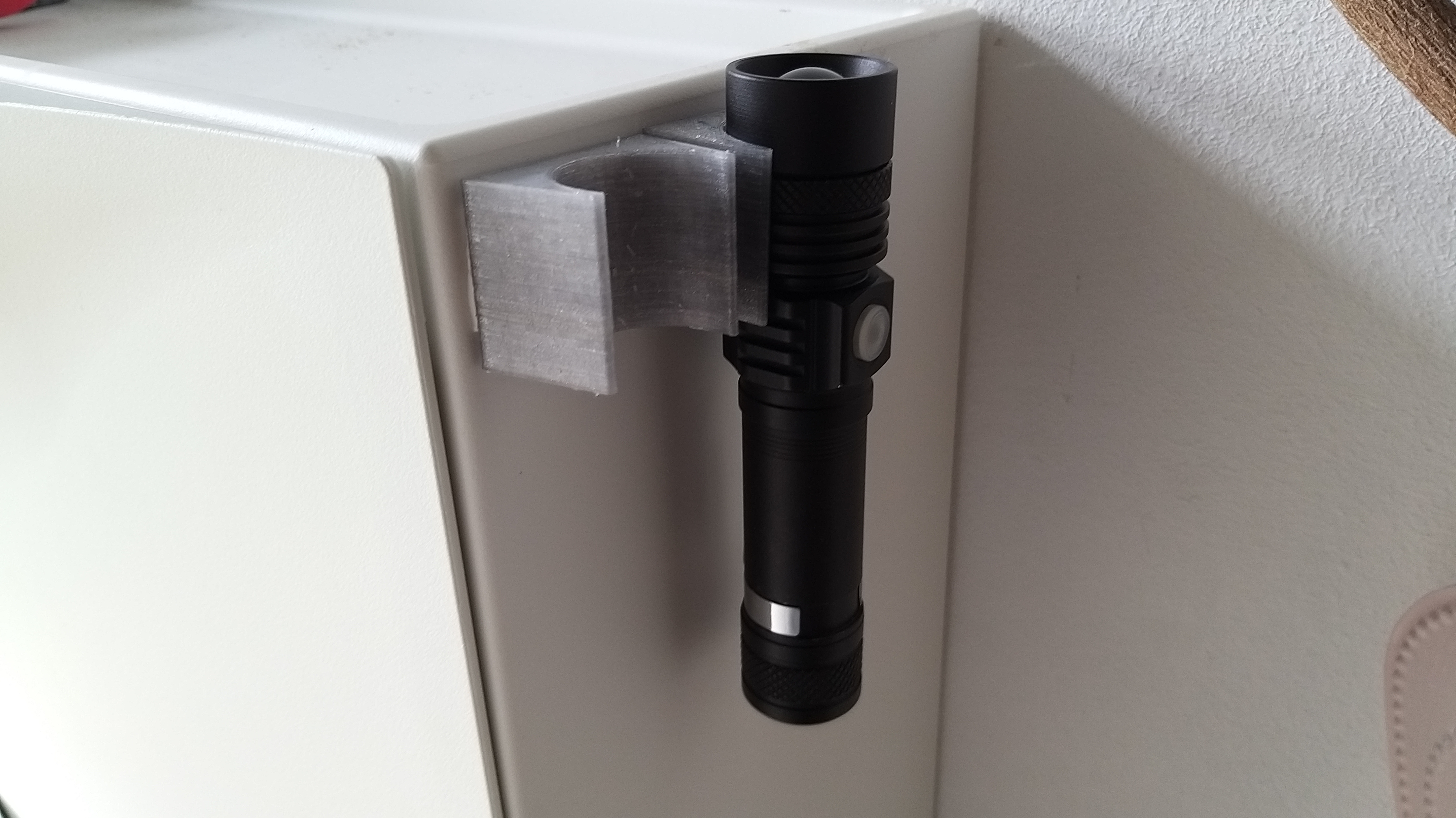 Flashlight clip