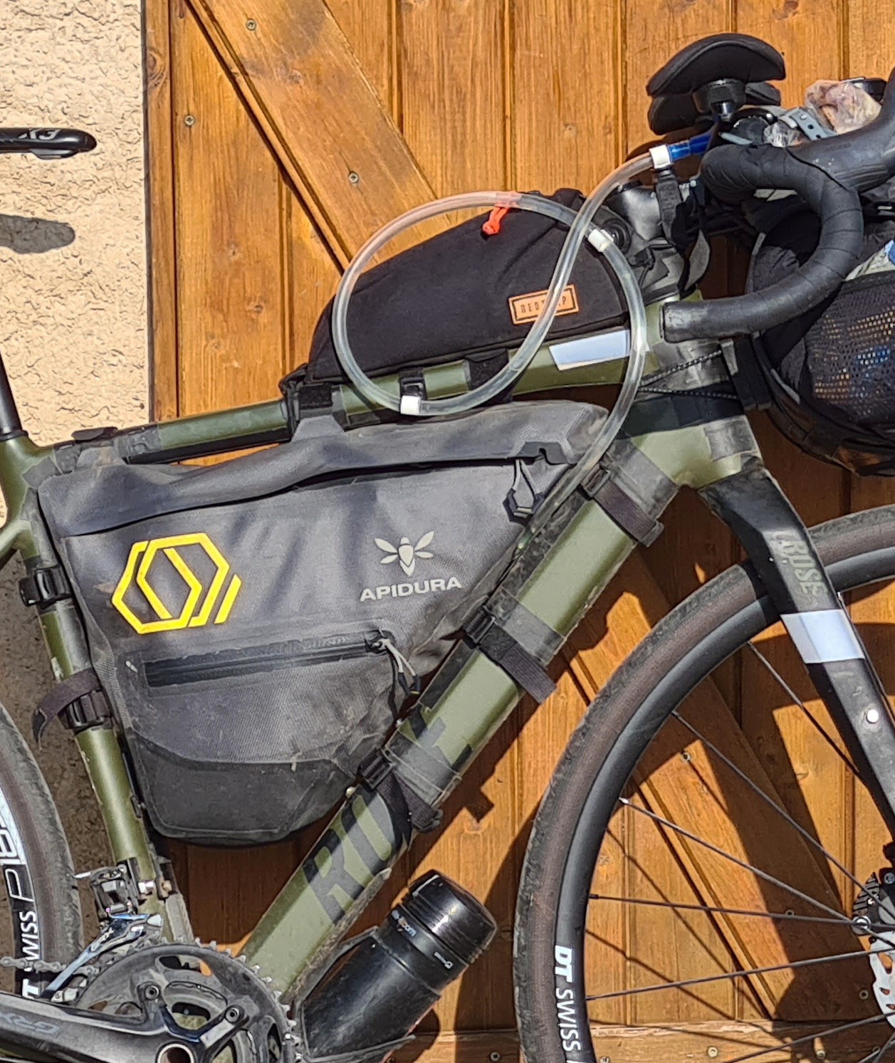 Hose screw clip - compatible with Fidlock S and Apidura Frame Pack Hydration Bladder