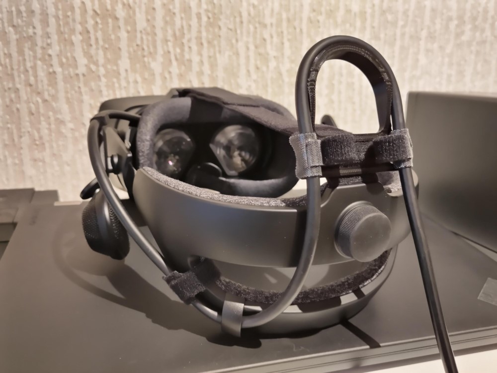 Valve Index cable strain relief with upper guide - photo 2