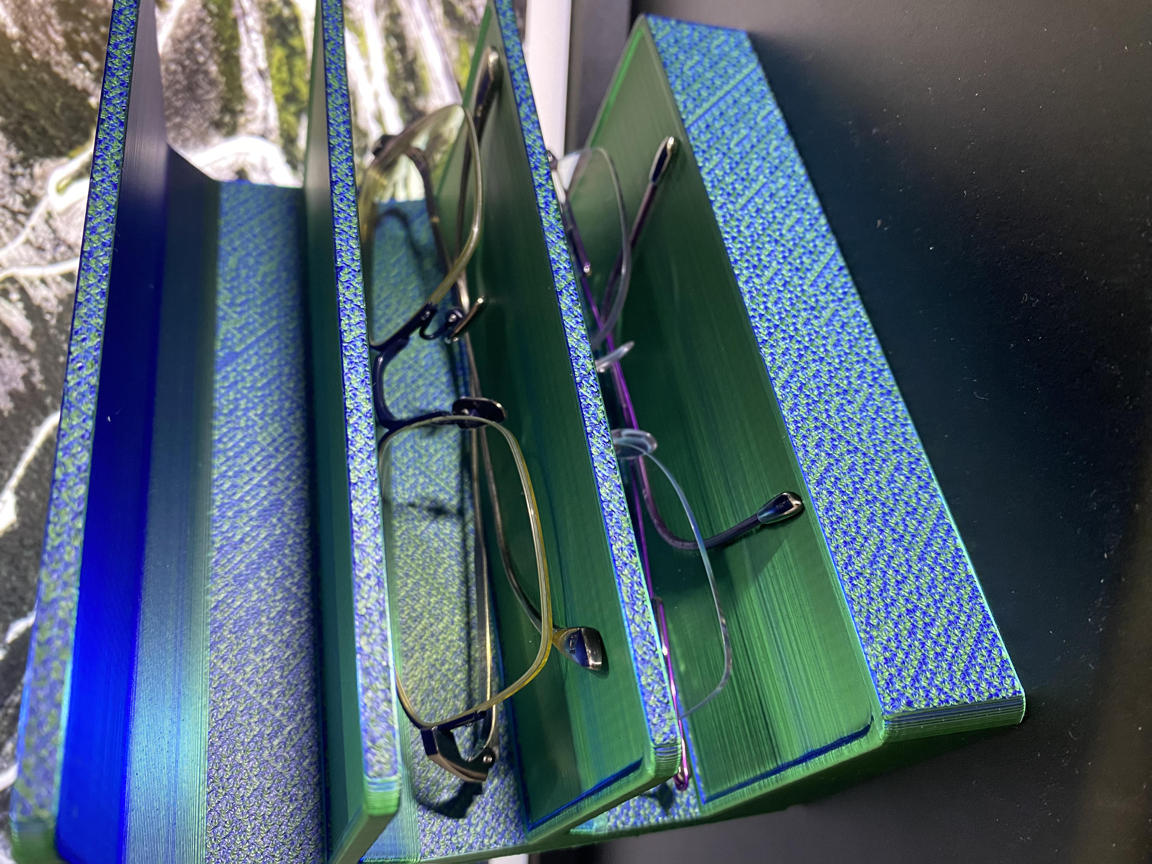 Sturdy glasses shelf