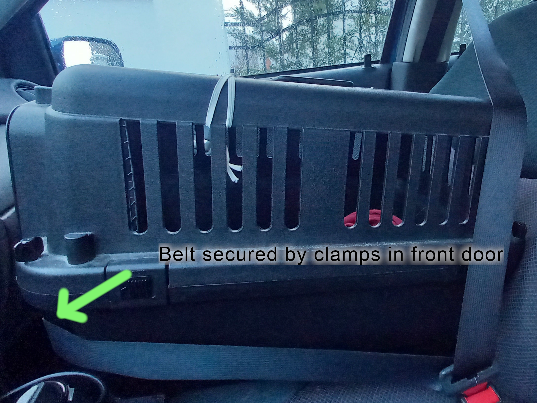 Pet transport box seat belt clamp - photo 2