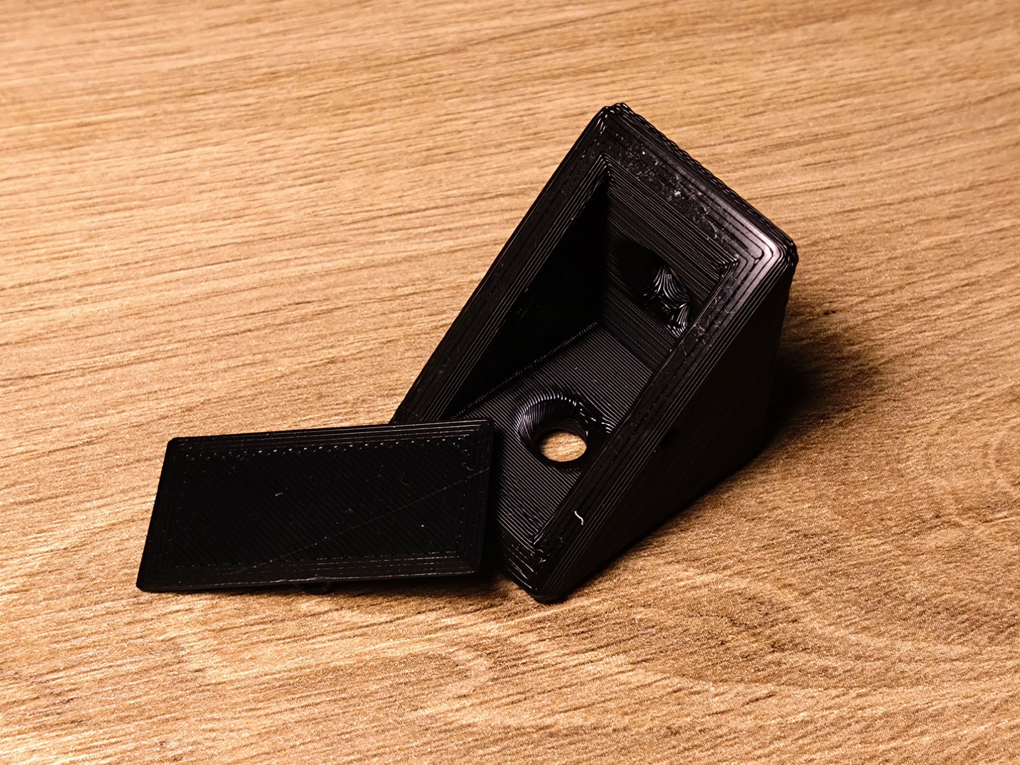 Shelf support triangle corner bracket with a cover