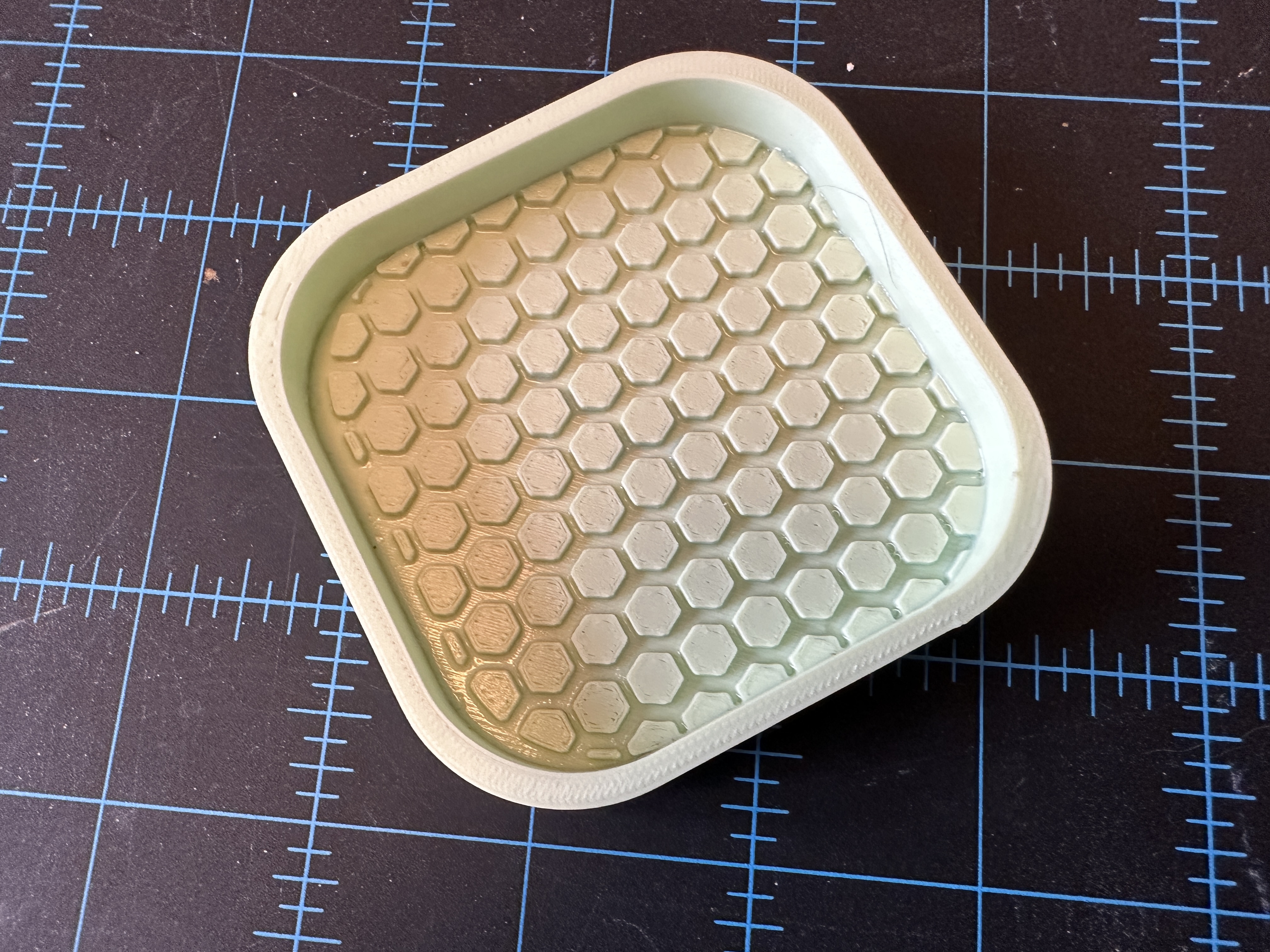 Hex bottom tray