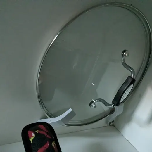 Pot lid holder