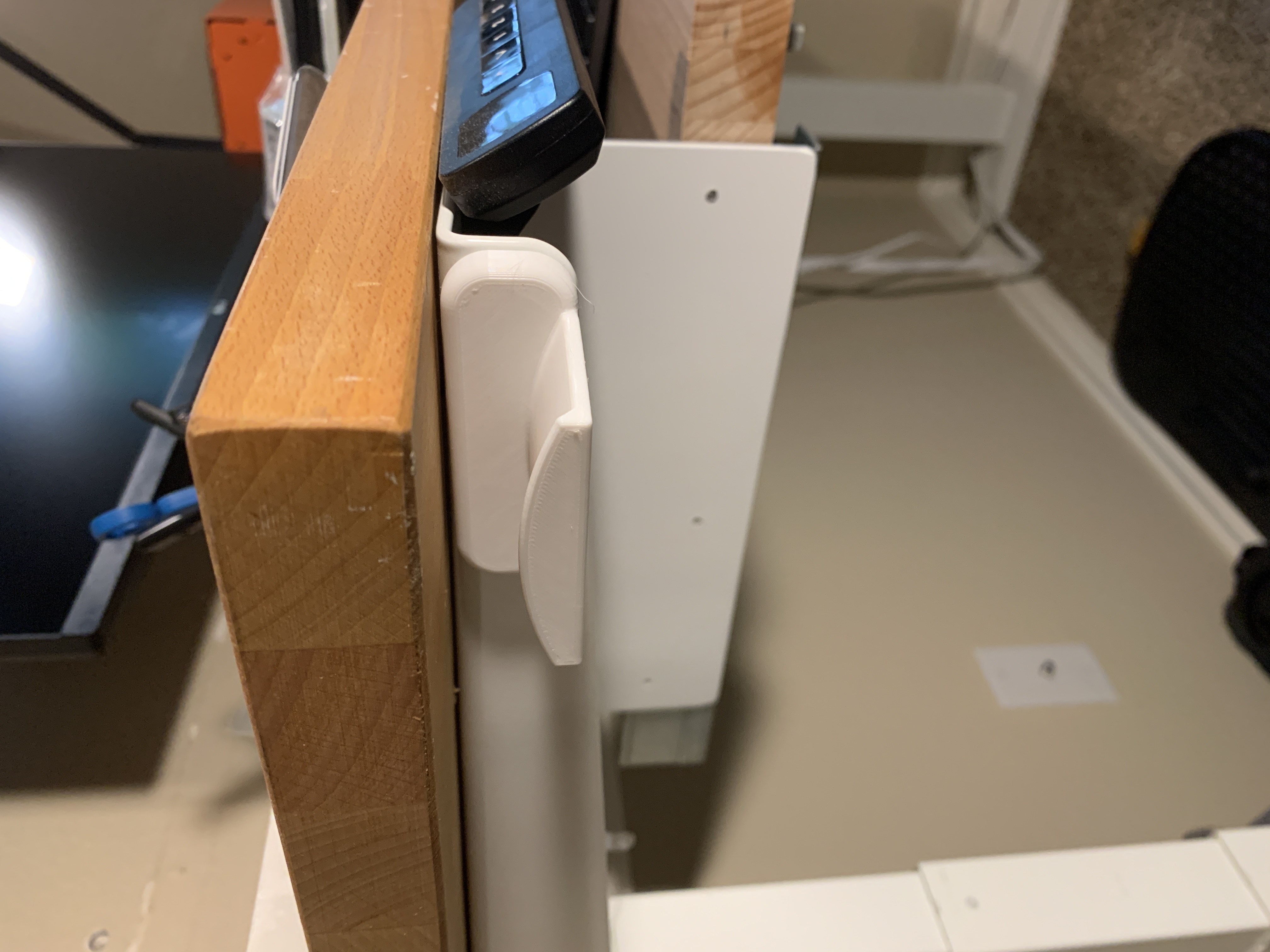 Magnetic headphone mount for standing desks - photo 2
