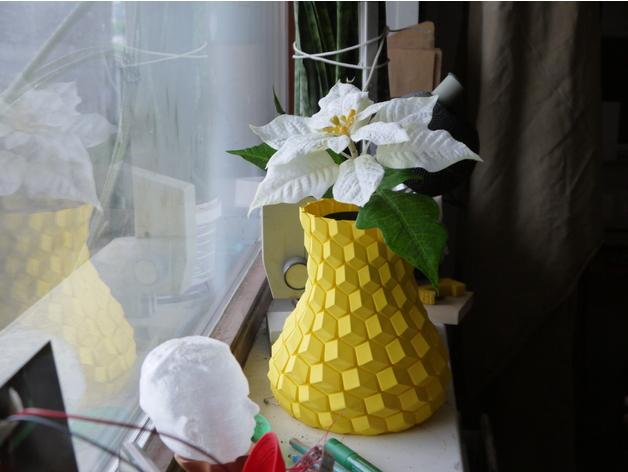 Curved honeycomb vase - photo 2