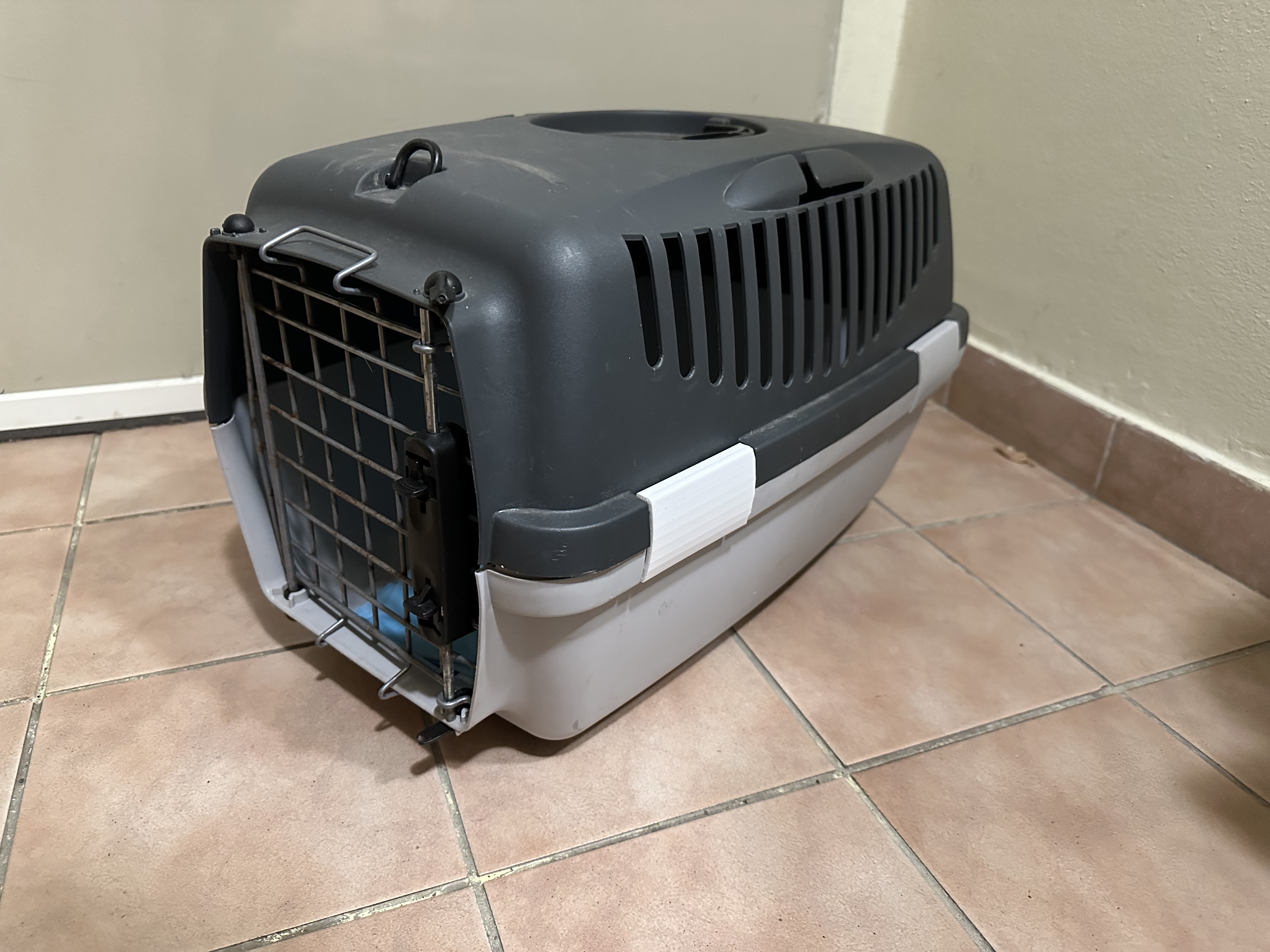 Pet carrier side clip - photo 3