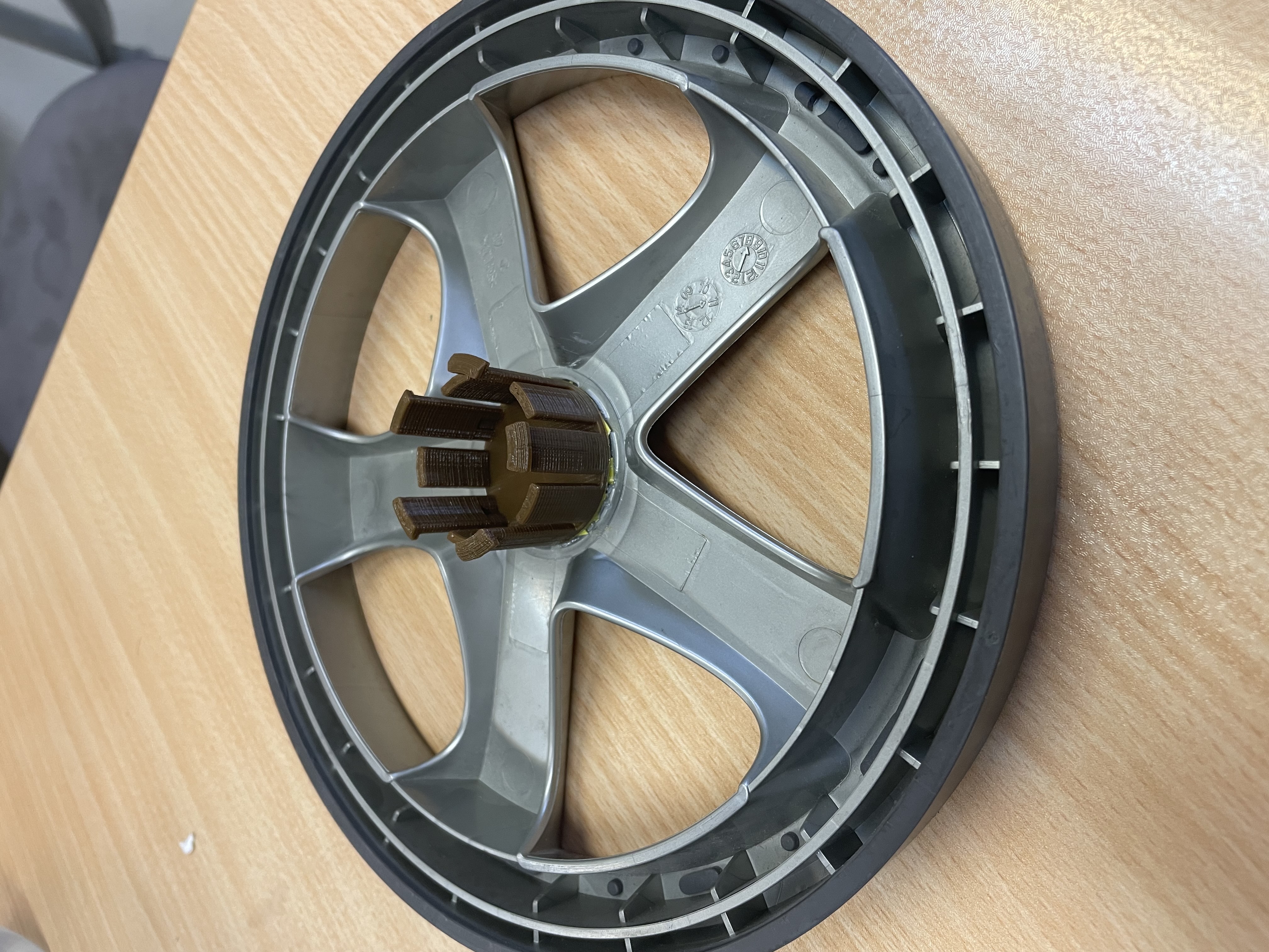 Philips vacuum cleaner rear wheel repair - photo 4