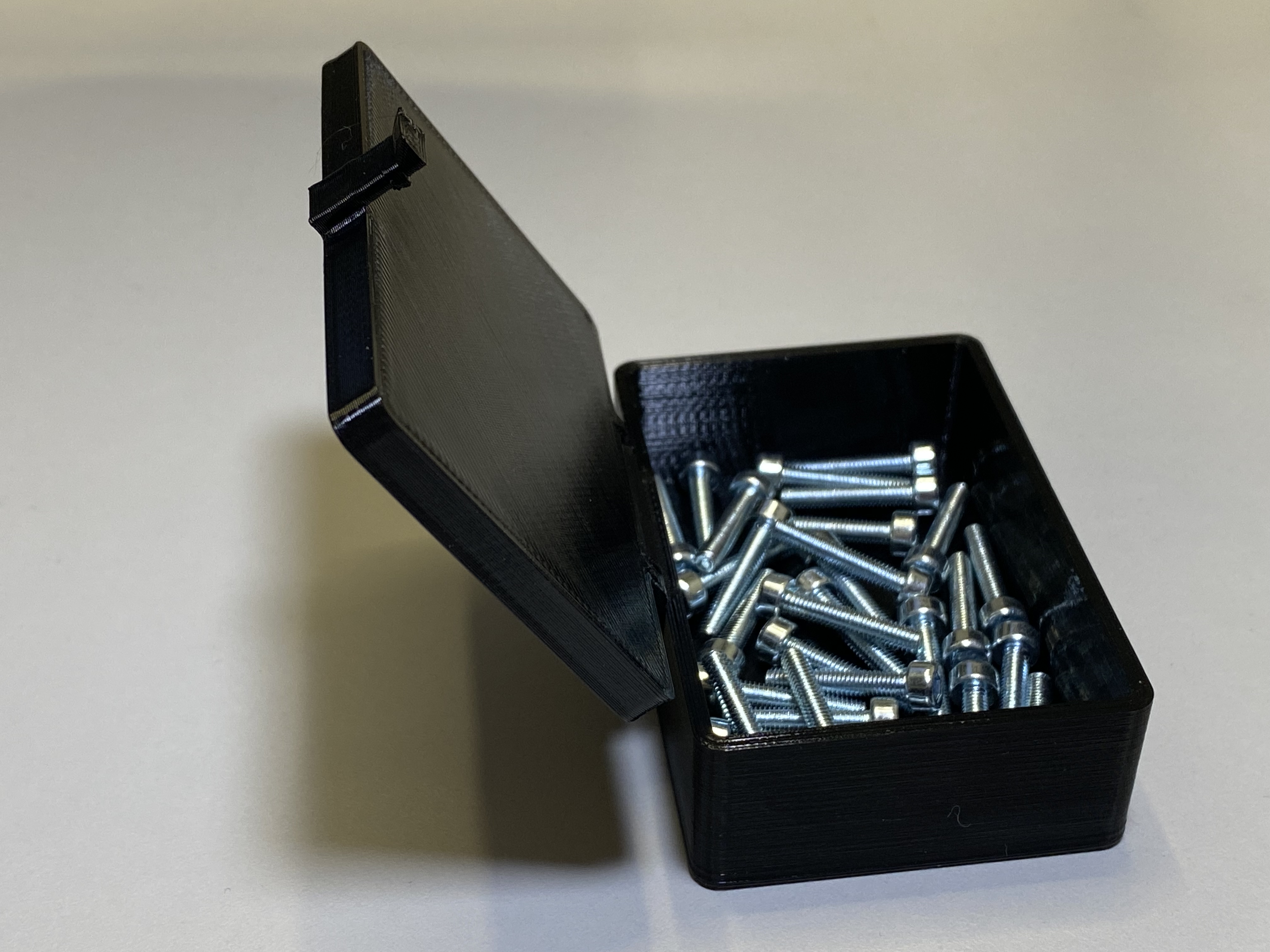 Parametric storage box with printed hinge