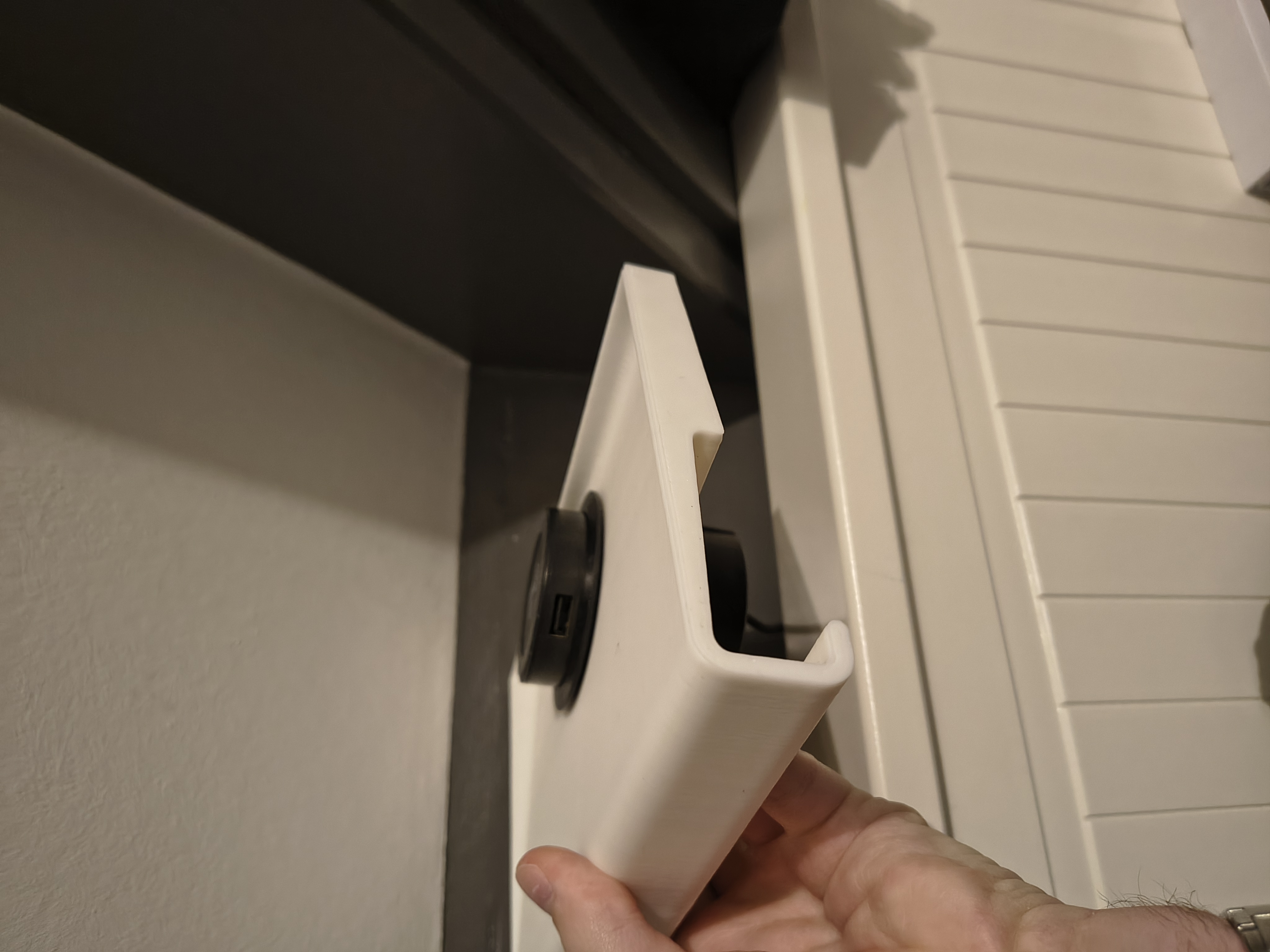 Ikea hemnes shelf with wireless charger - photo 4