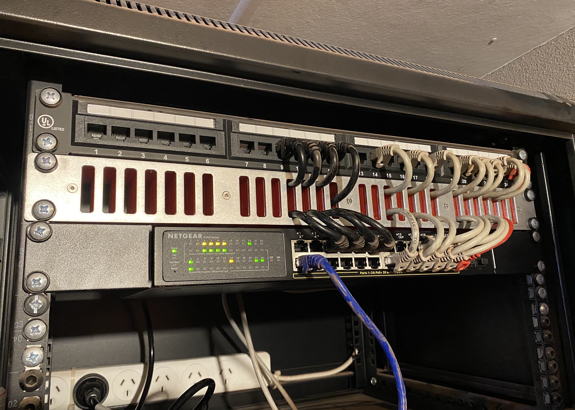 19" Rack cable management