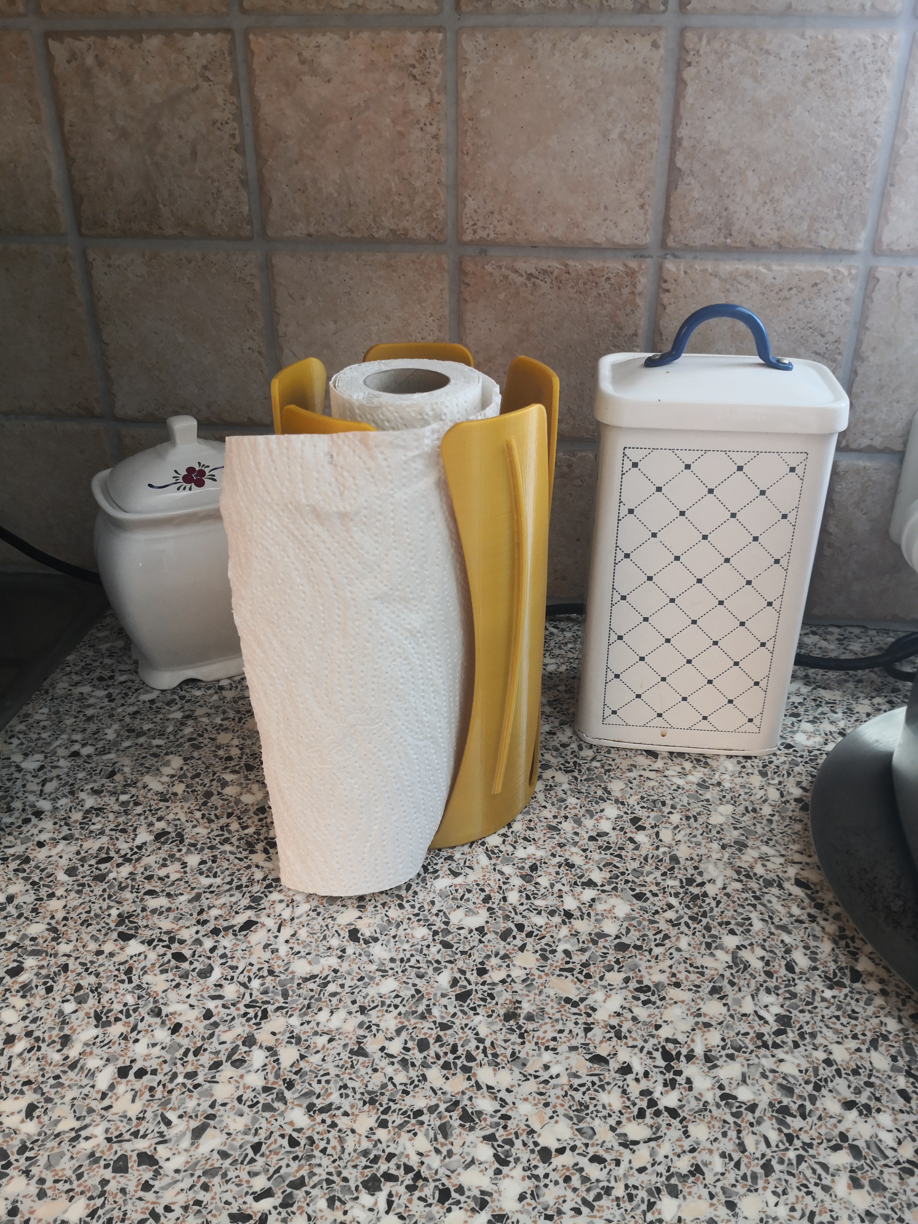 Standing kitchen roll holder