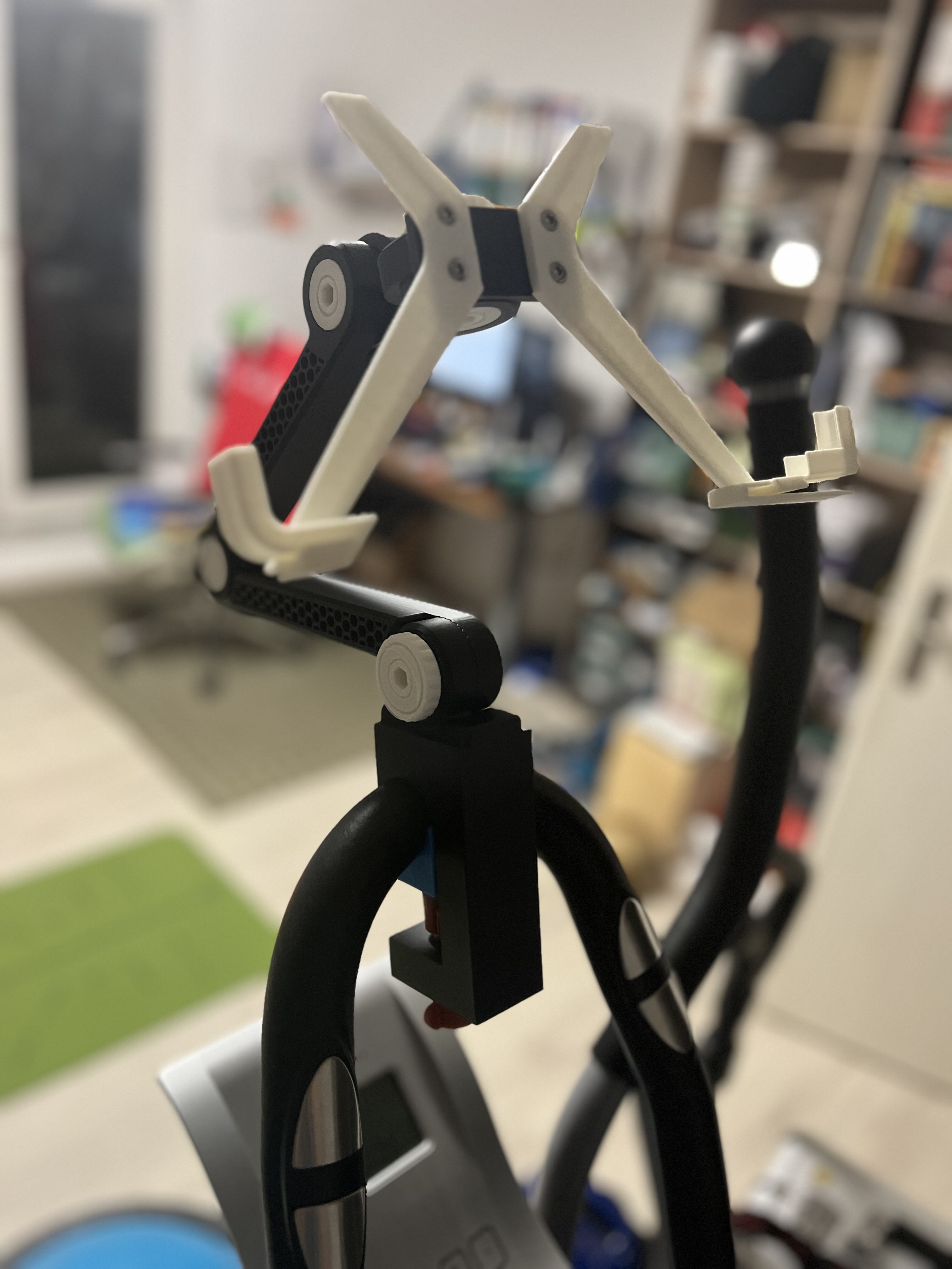 Cross trainer clamp for soft round grip holder.