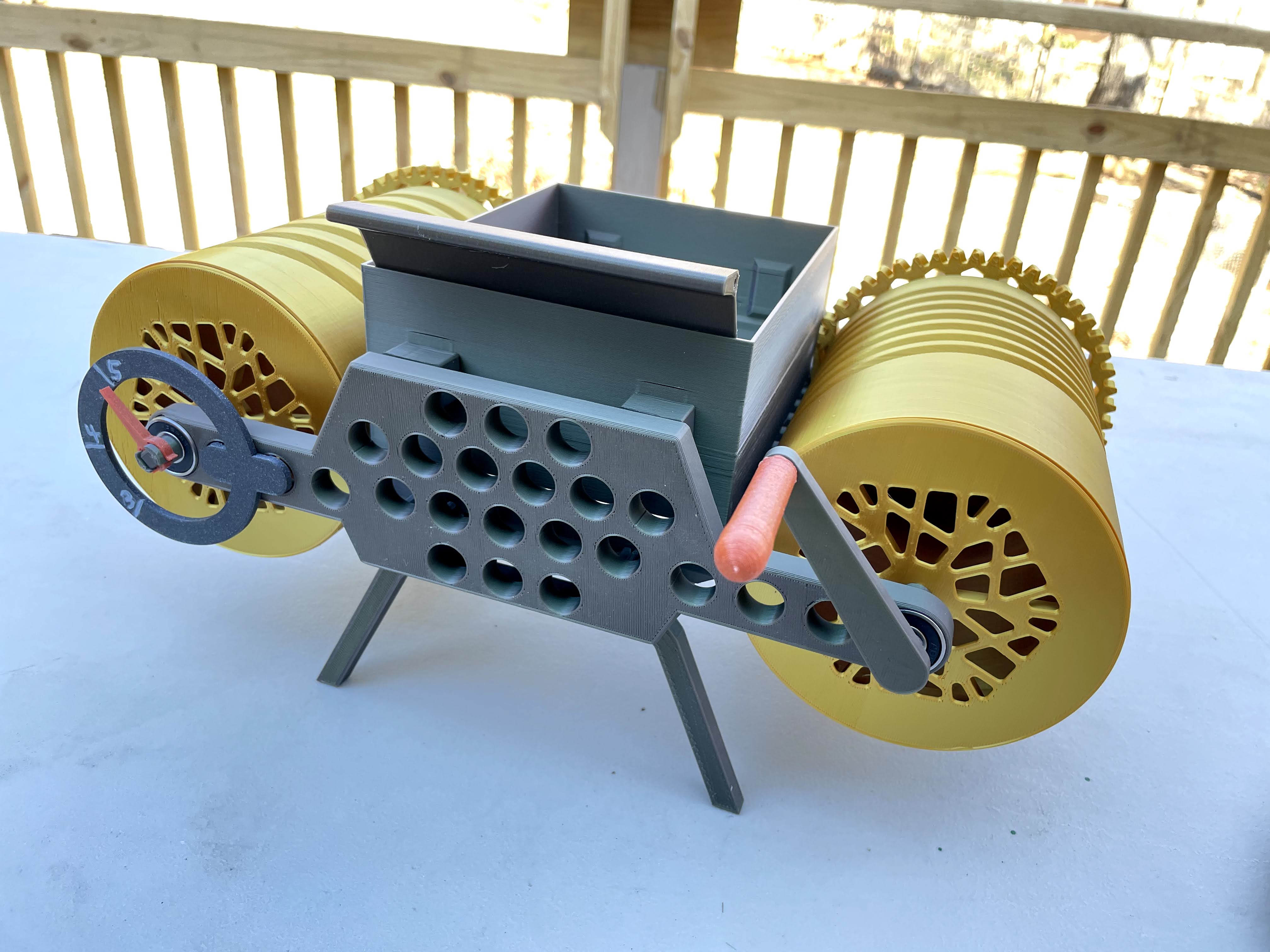 In-Cam-Sieve-able: The screw, nut, and bolt sorter - photo 3