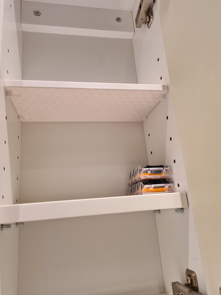 Fully customizable flush cabinet shelf plate and pins