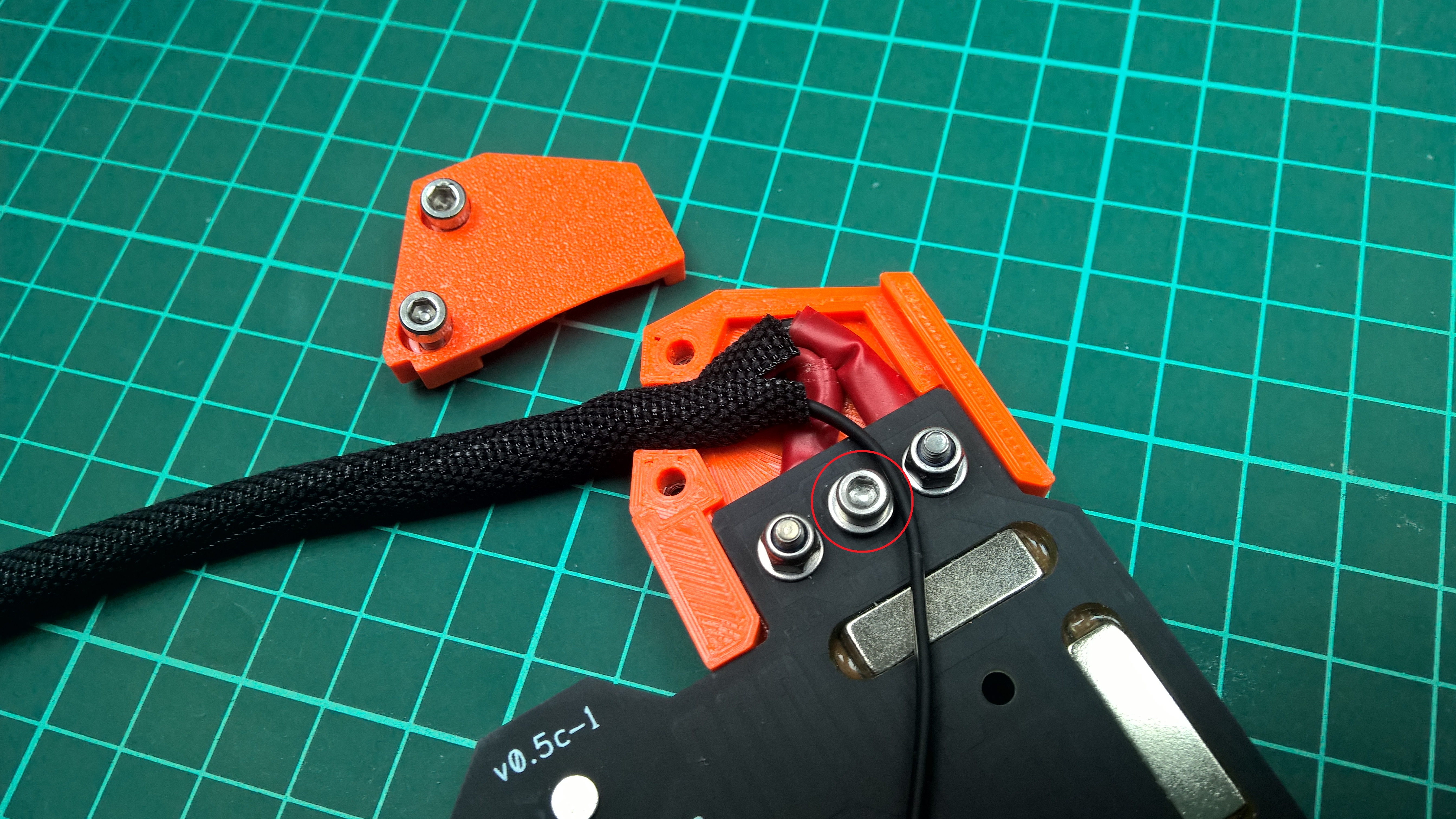 Angled heatbed cable cover (REMIX) - photo 3