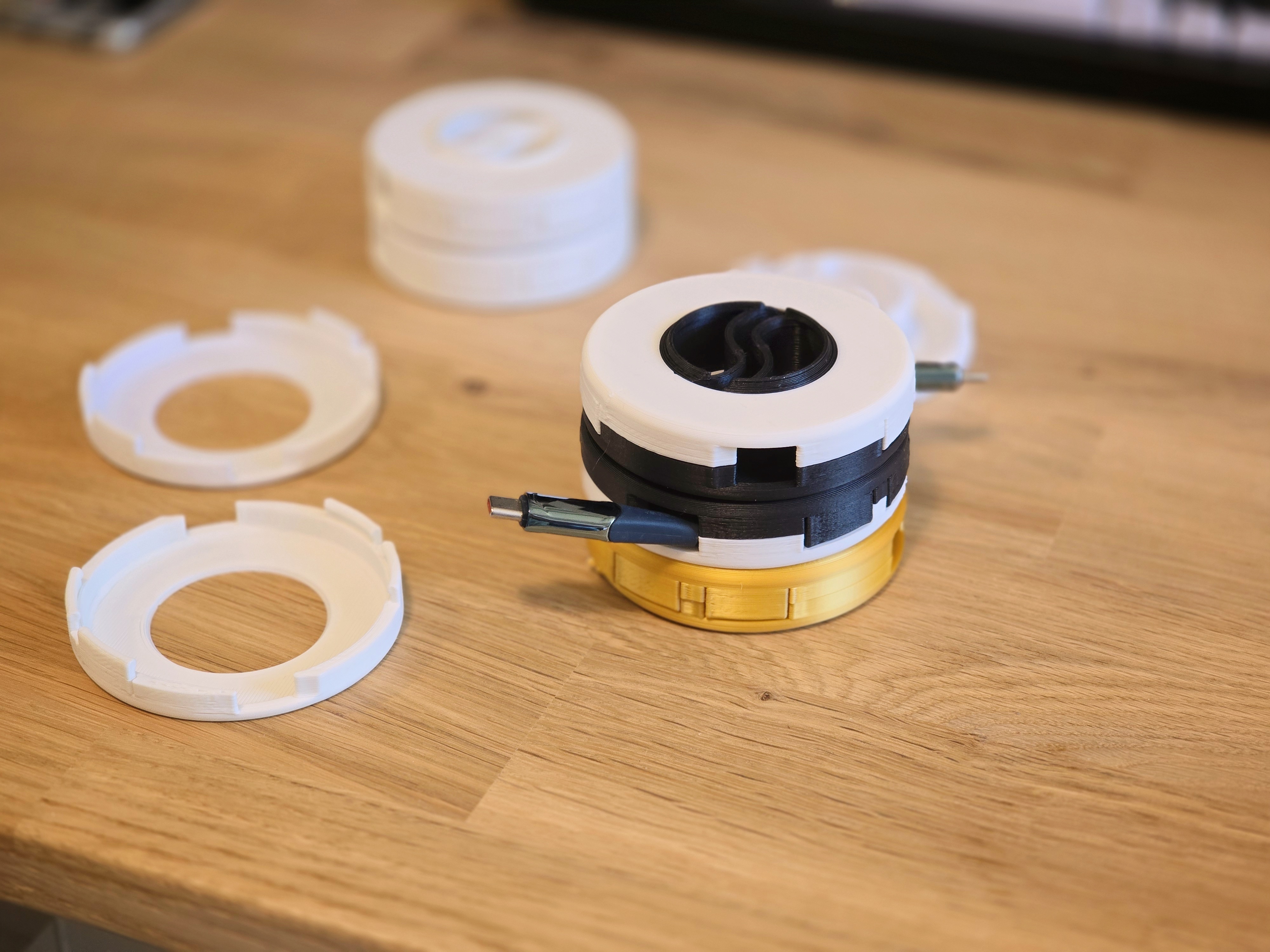 Parametric stackable cable organizer / winder (one-way or two-way winding) with FreeCAD files