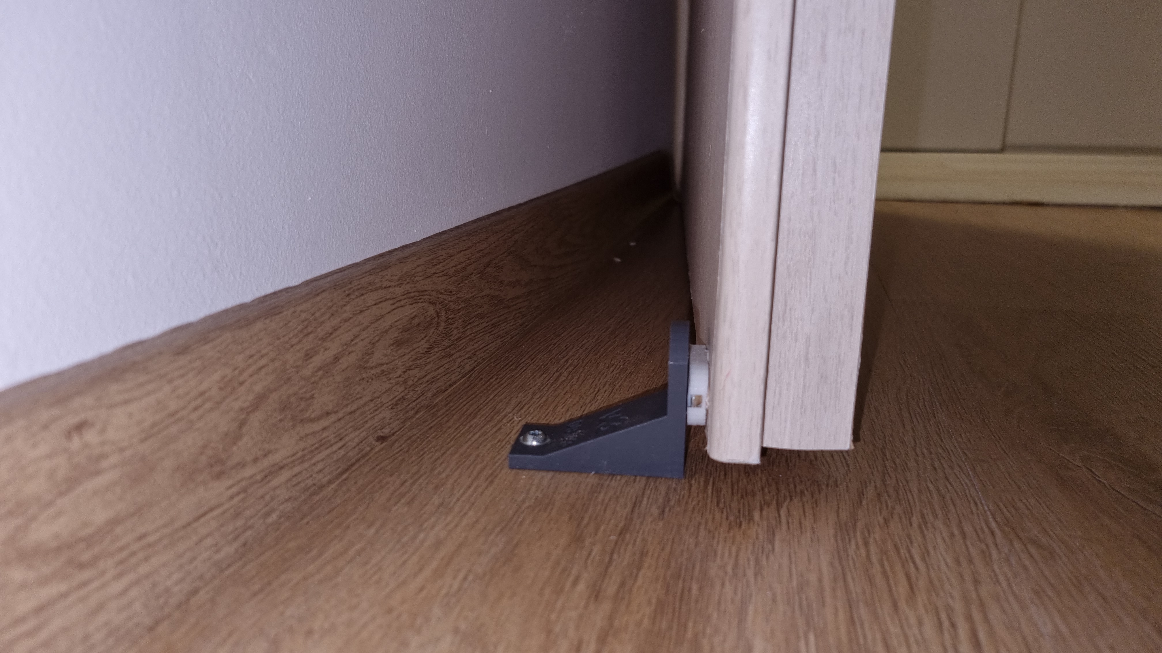 Magnetic door stopper catcher - photo 3