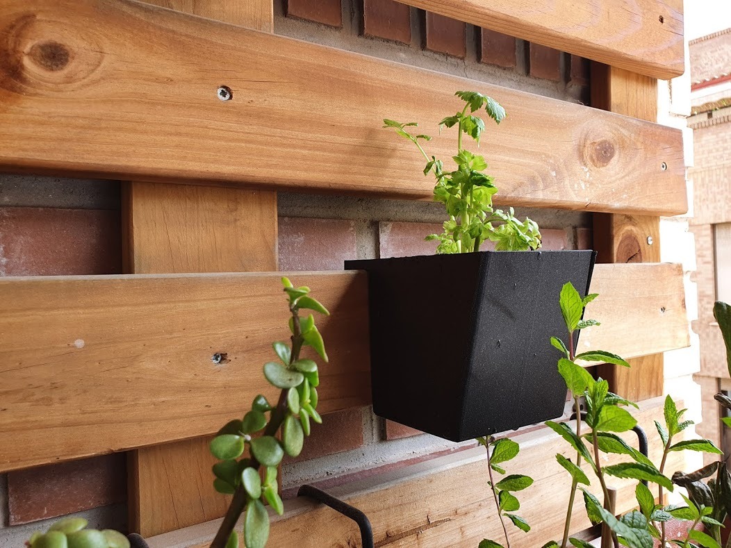 Vertical garden planter