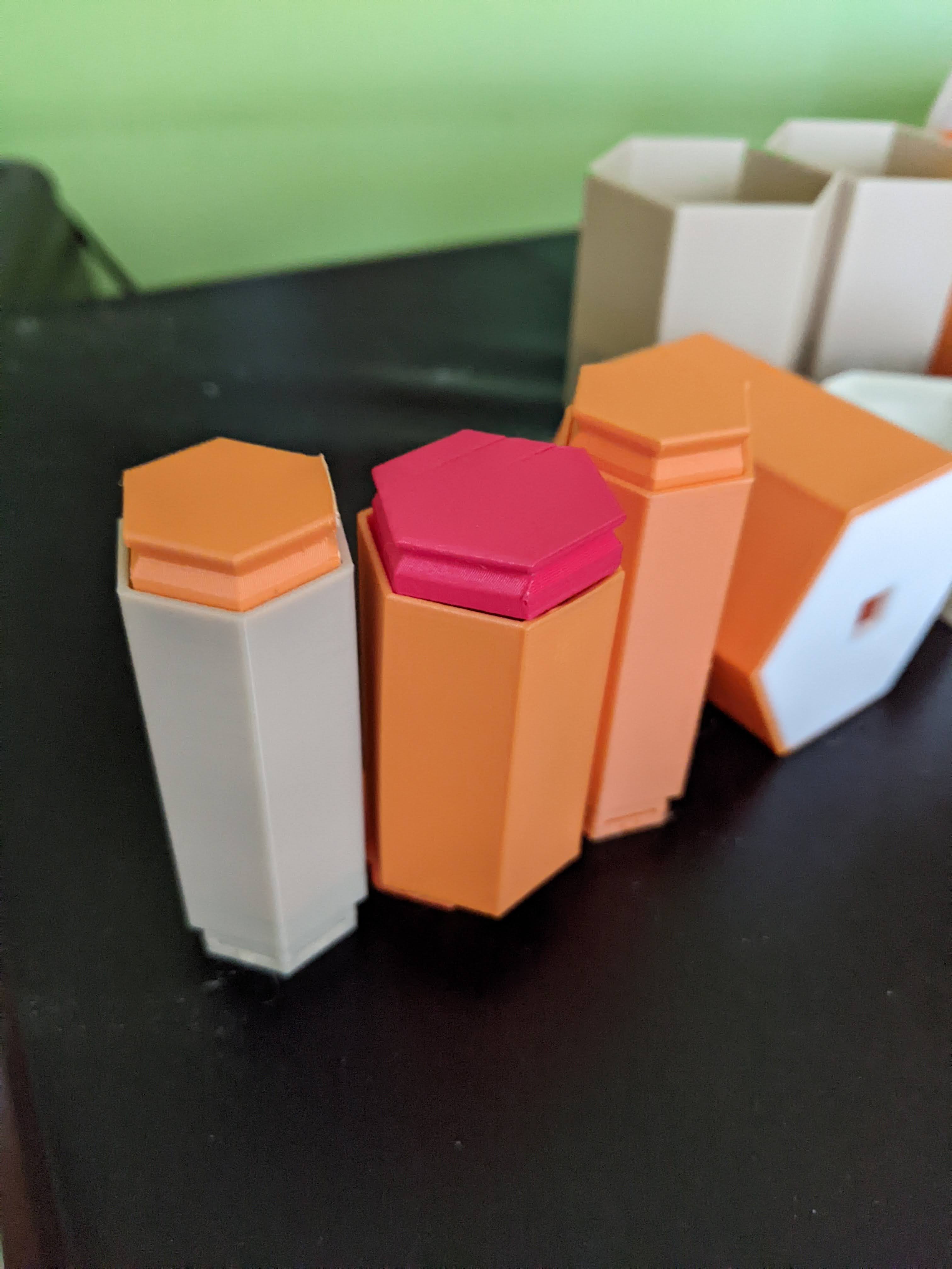 Lithium coin cell CR2032, CR2035 storage - Honeycomb wall - photo 4