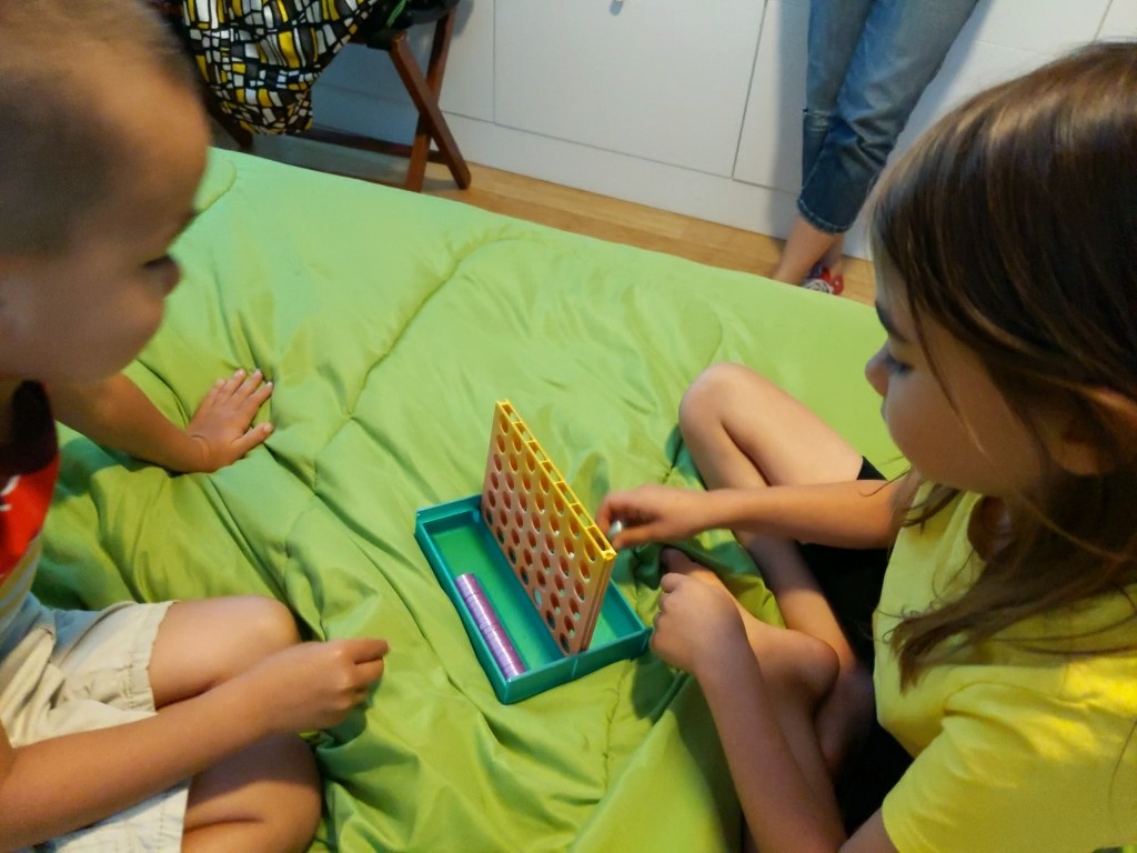 Travel 4-In-A-Row Game (Connect 4) - photo 4