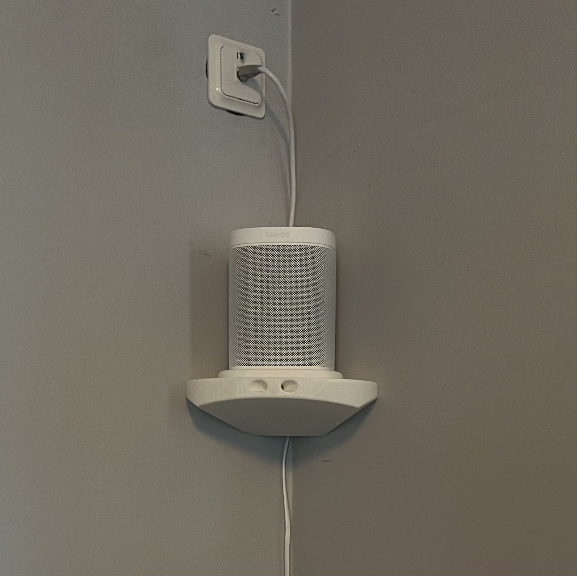 Corner shelf to SonosOne speaker.
