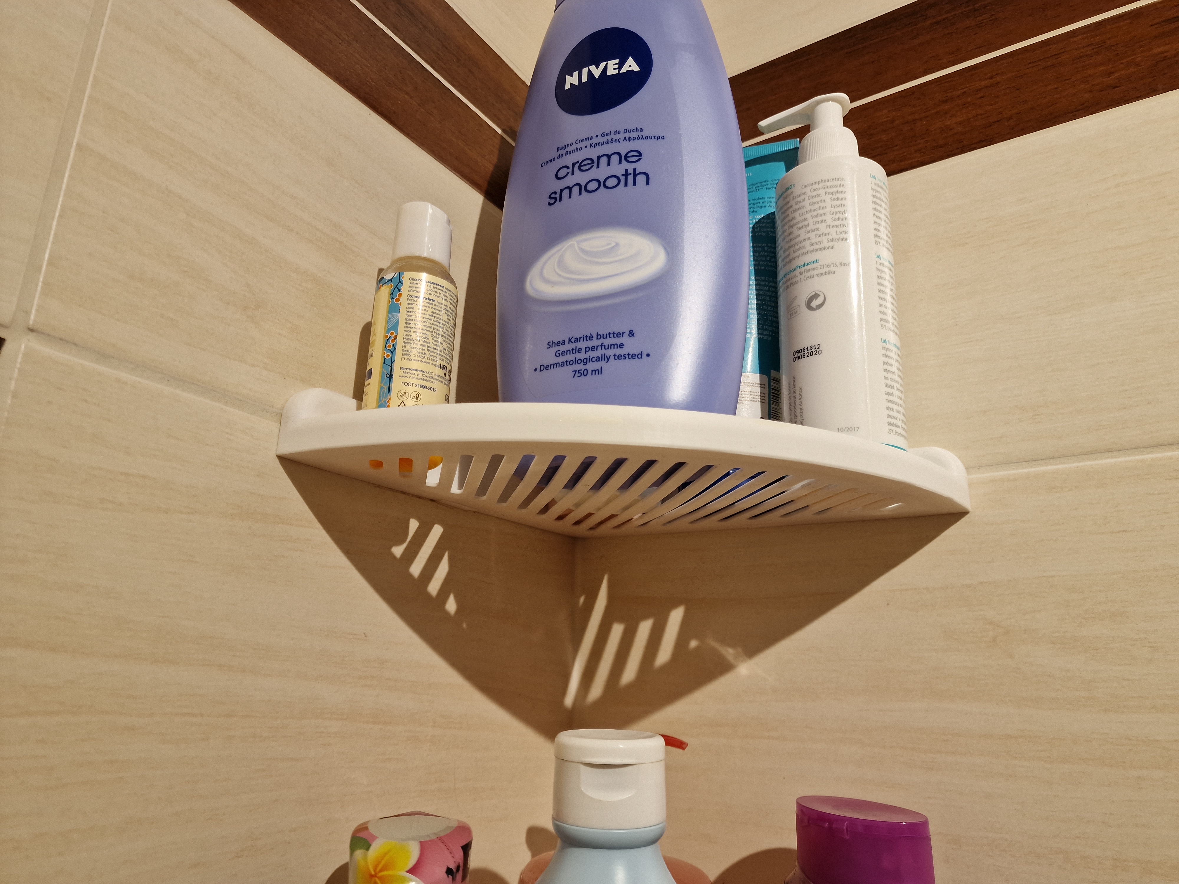 Corner shelf for thr bathroom