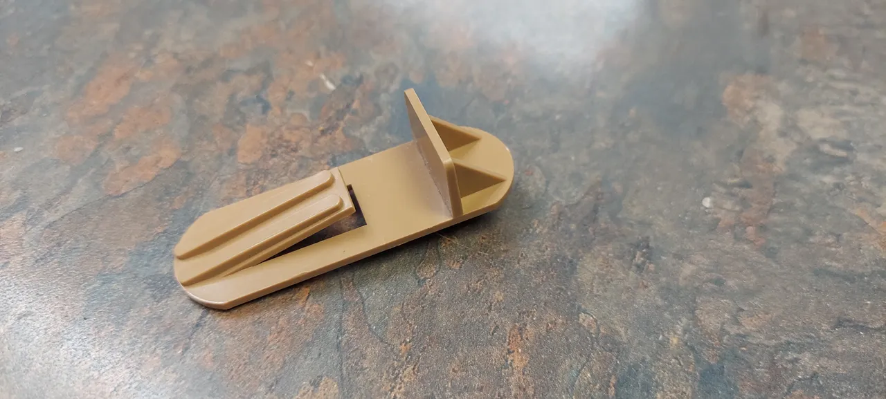 Retainer shelf clip with 1/4" peg for 5/8" thick shelf