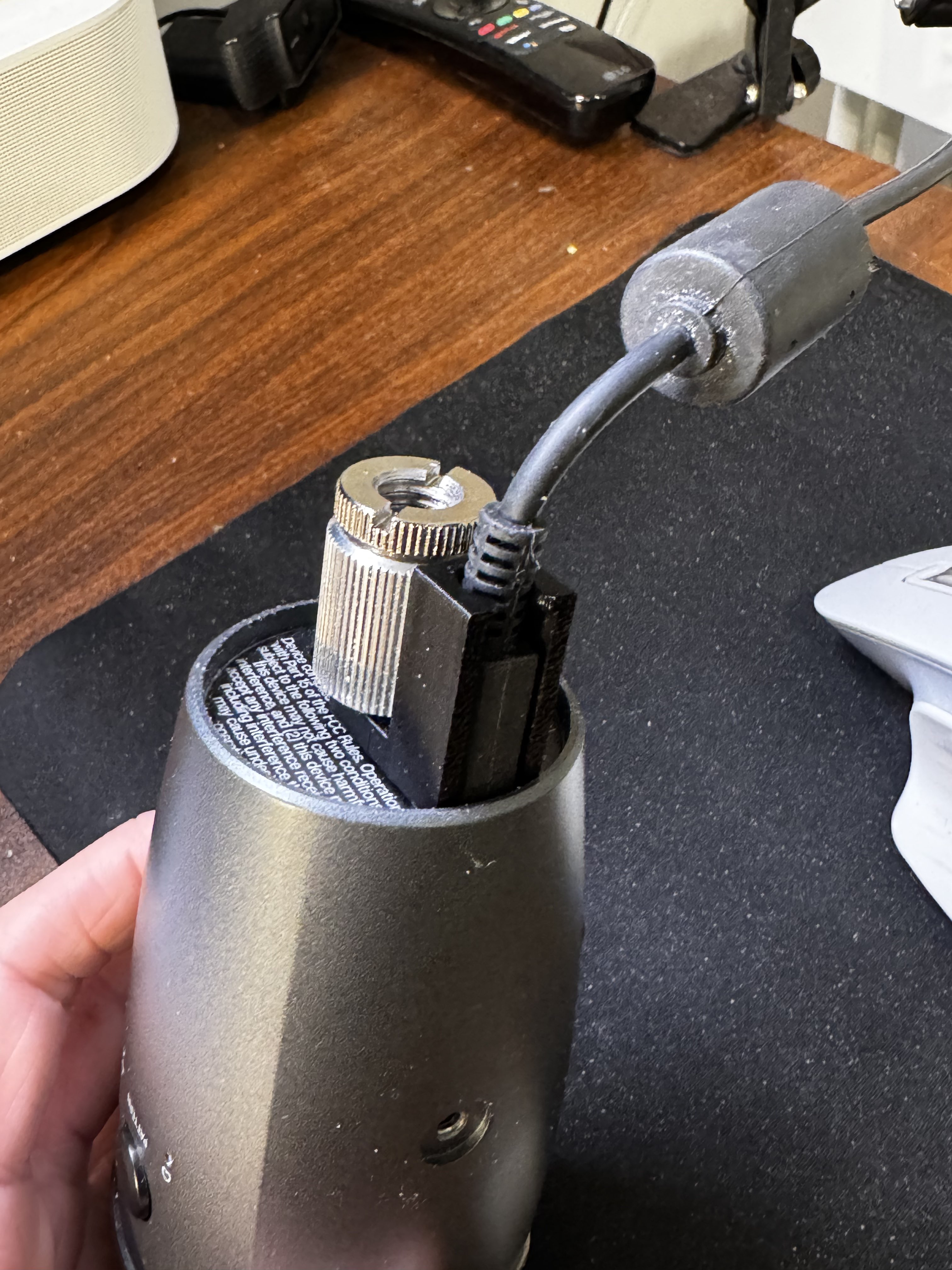 Blue Yeti Nano - USB Cable Retainer