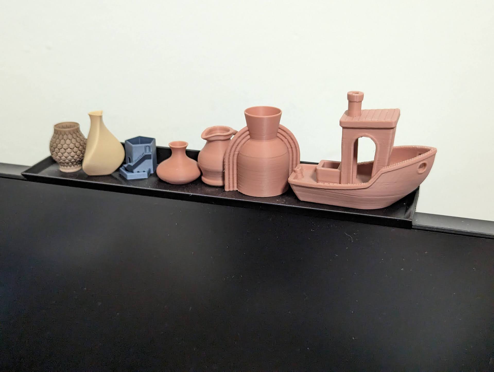 Vase mode monitor shelf