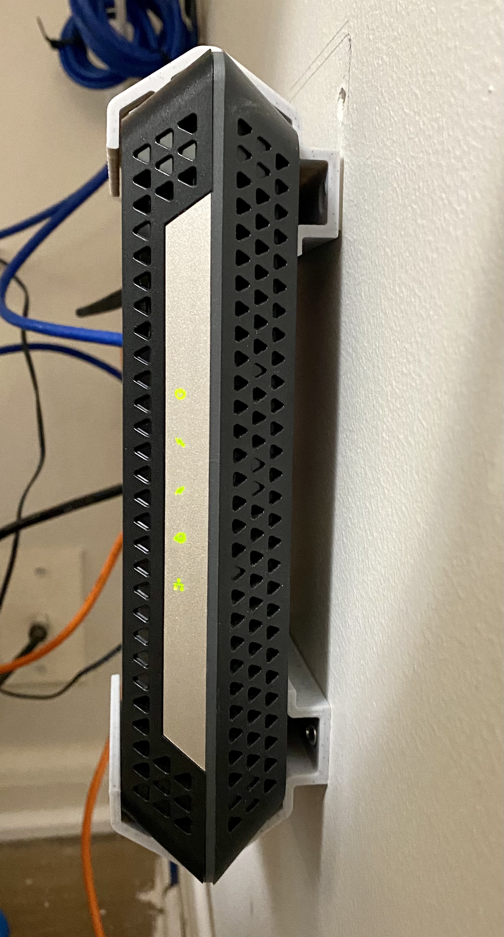 Netgear CM600 / CM1000 Wall Mount - photo 2