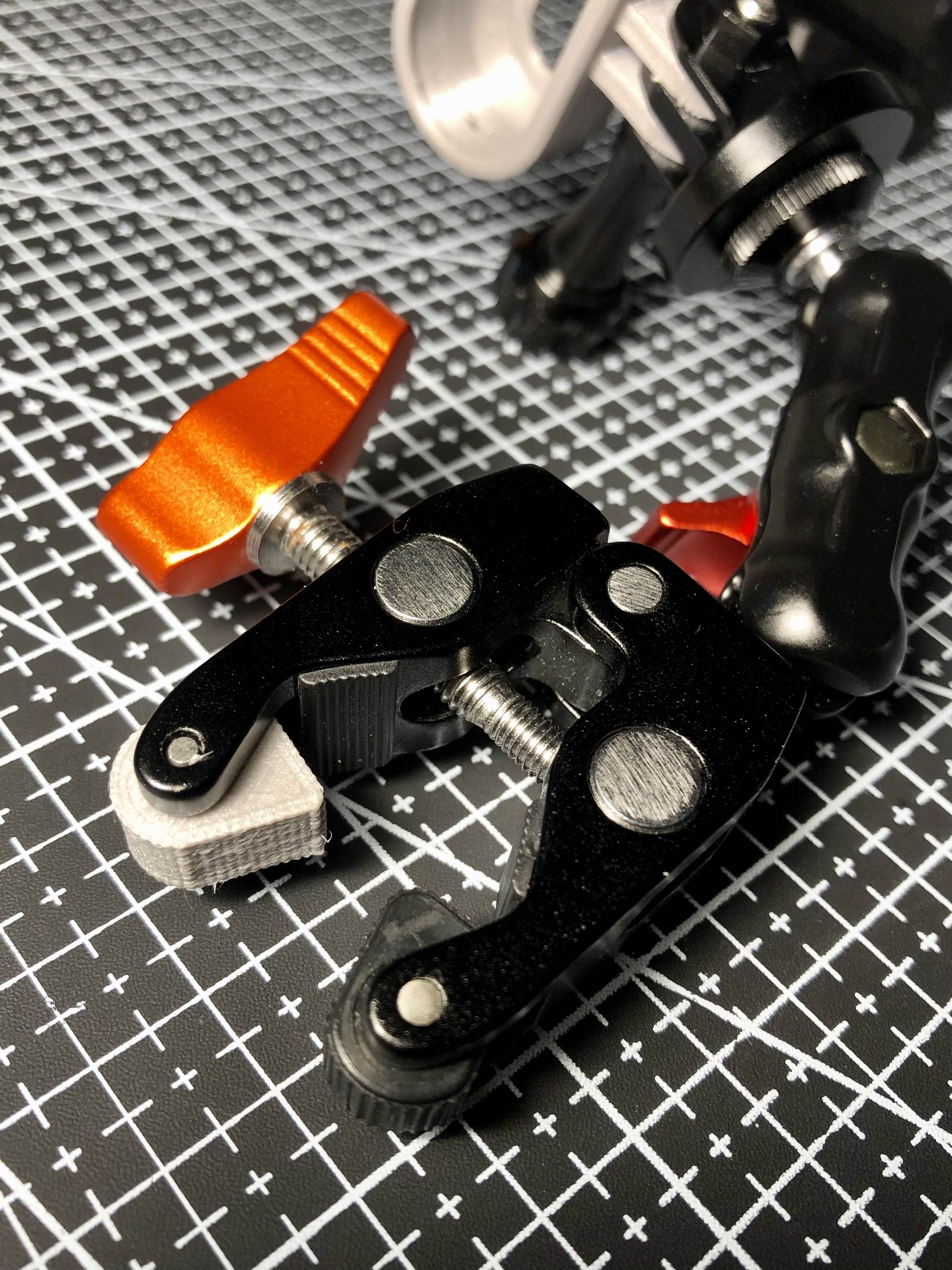 Rotating pad for mini super clamp