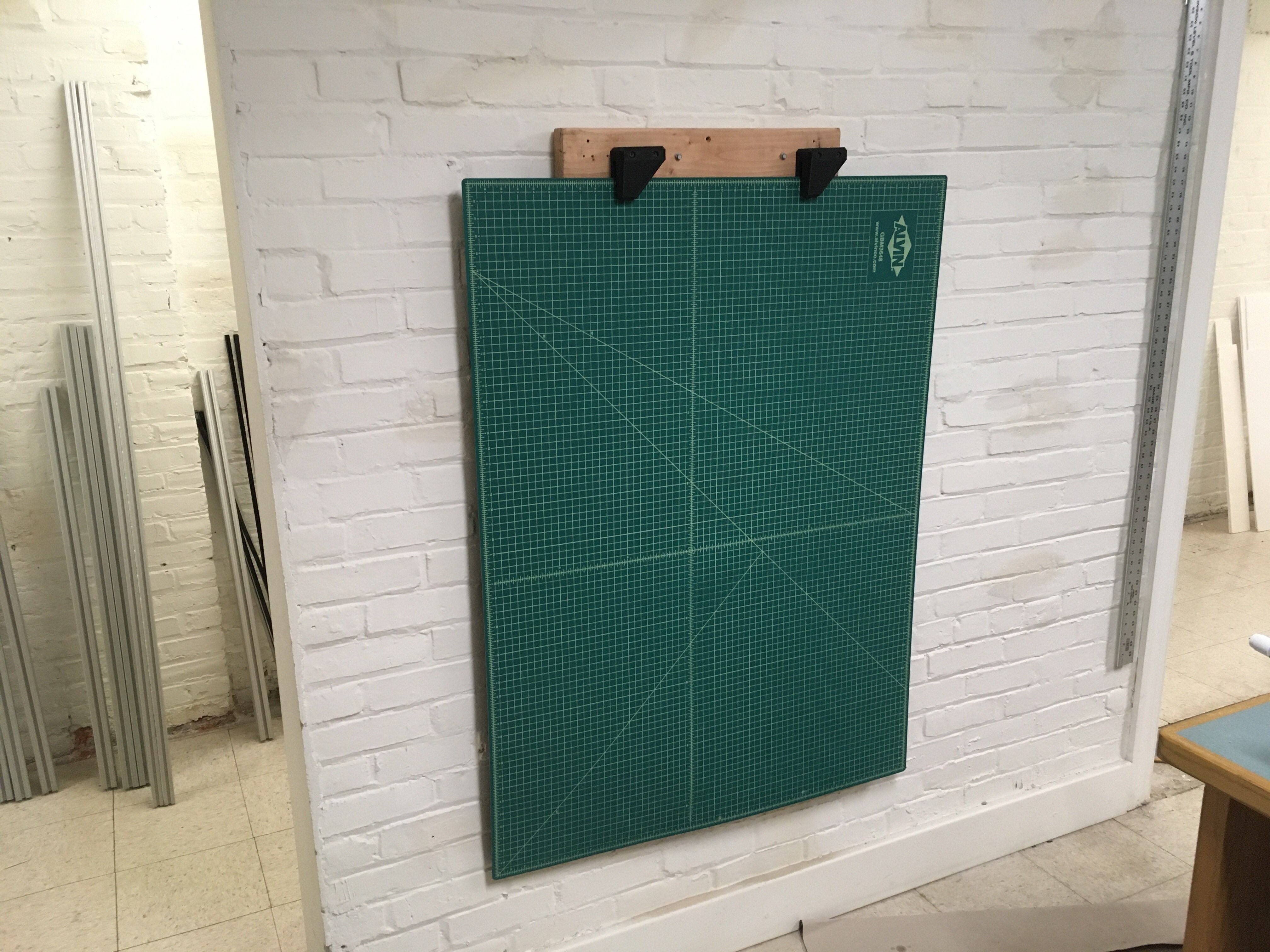 Wall Grip / Holder / Hanger / Clip to hang cutting mats and other flat objects - photo 2