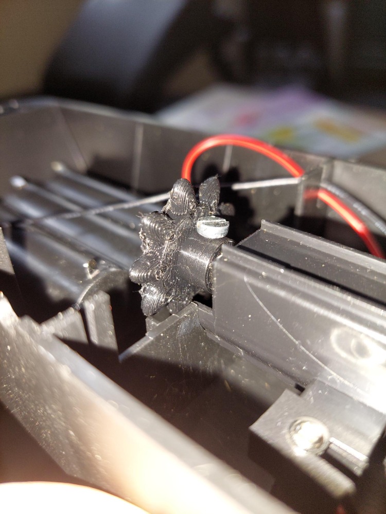 Automatic chicken door gear wheel repair - photo 3