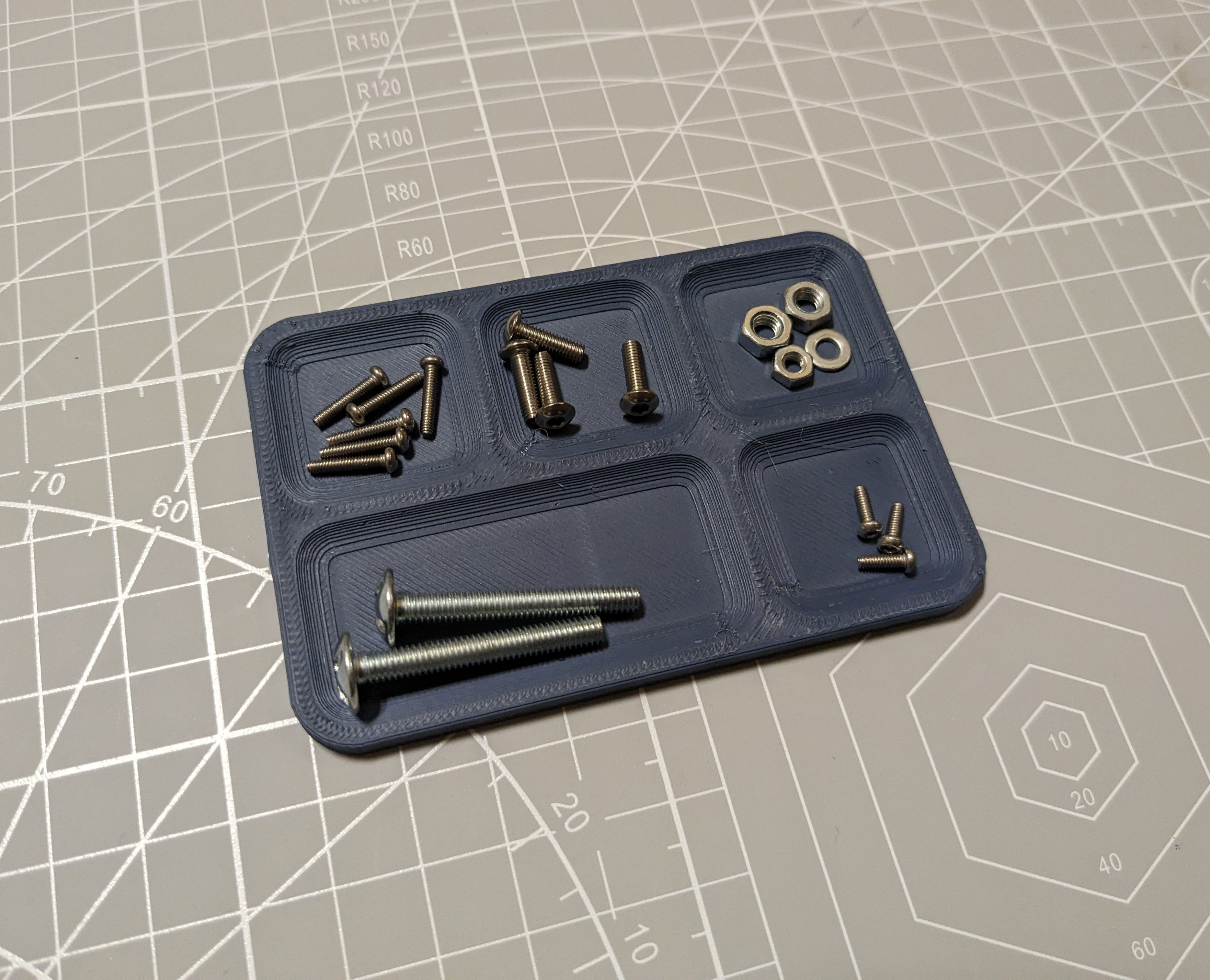A simple screw tray