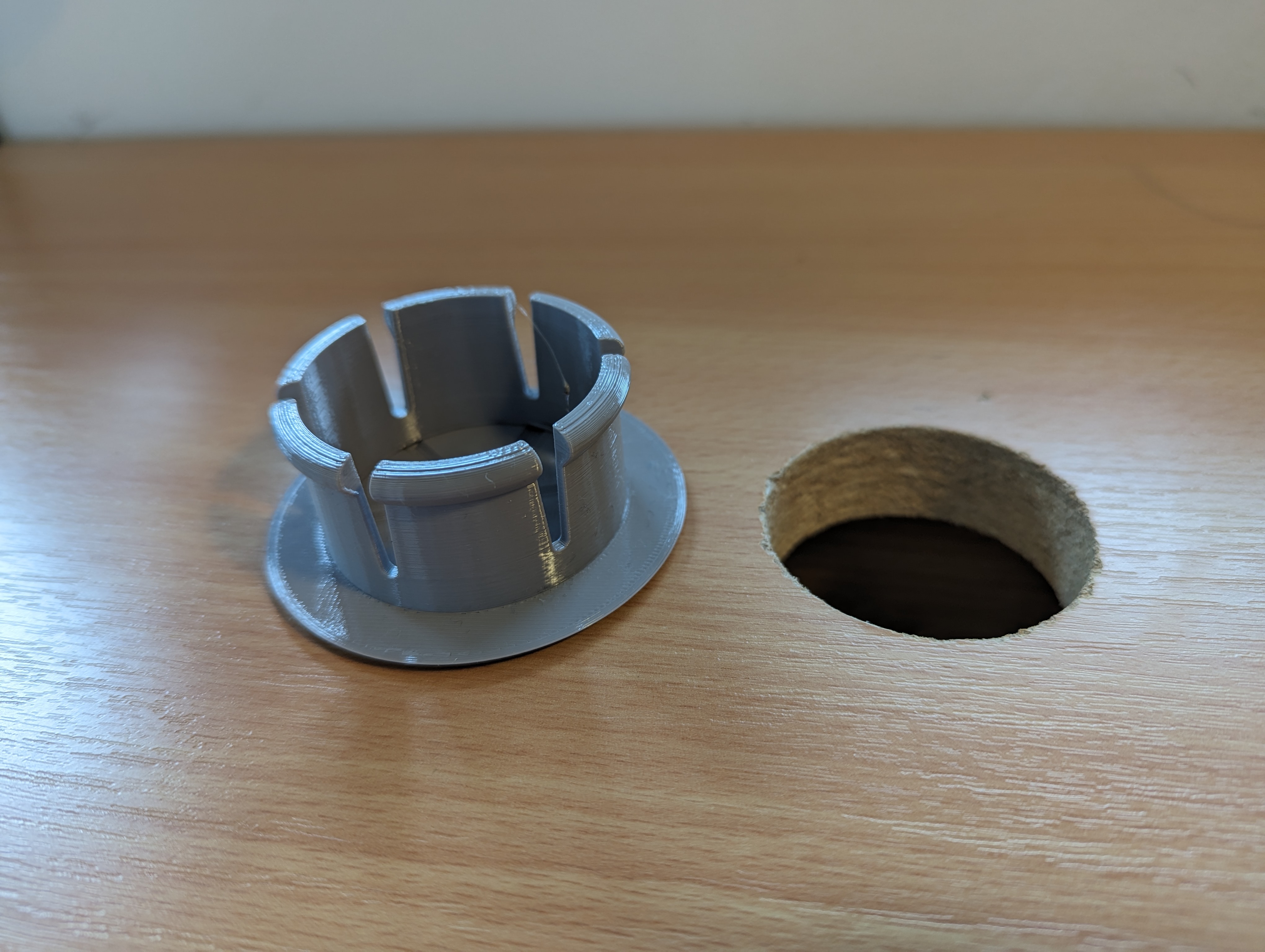 Parametrically cover for cable duct in table - photo 2
