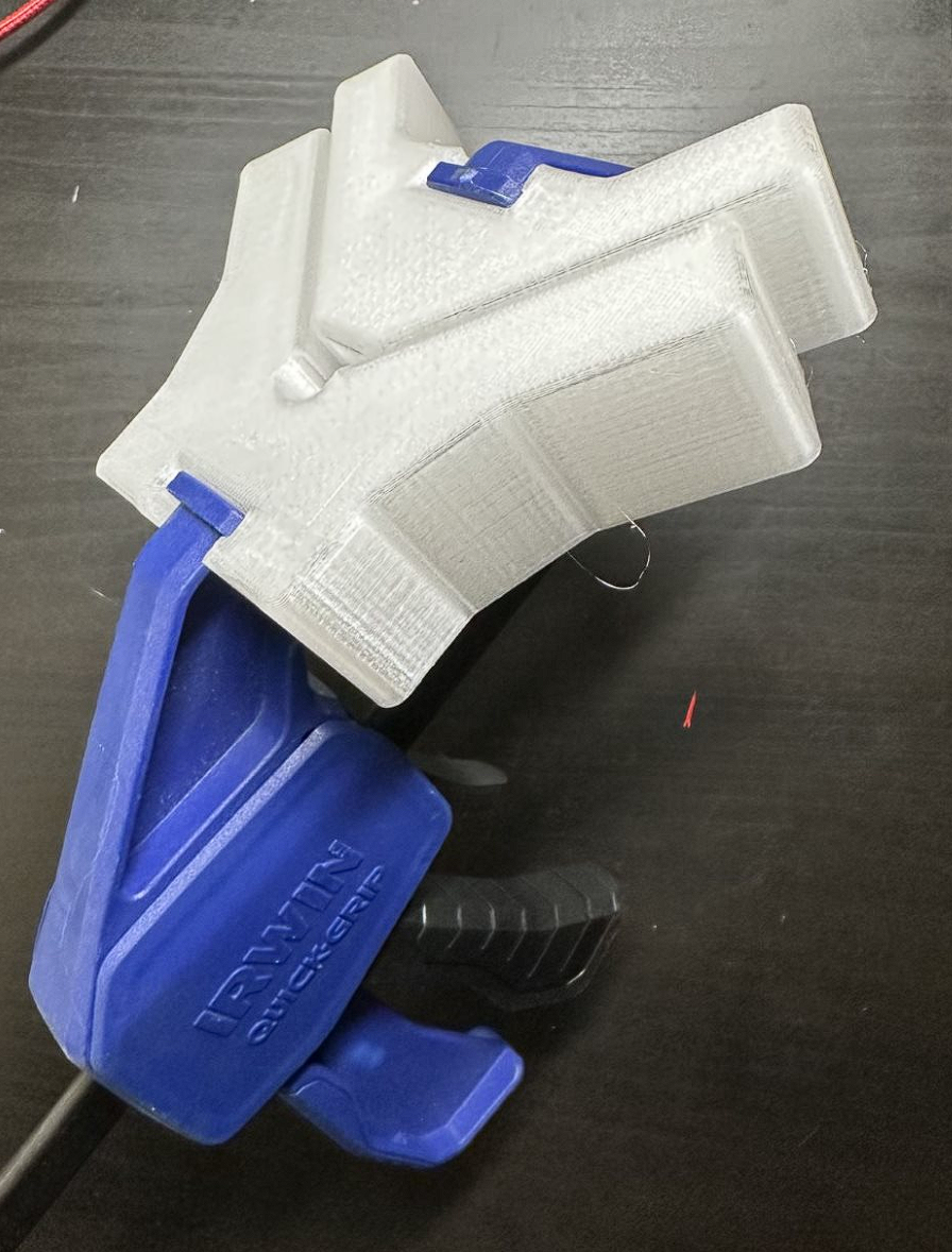 Corner attachment for small Irwin clamp